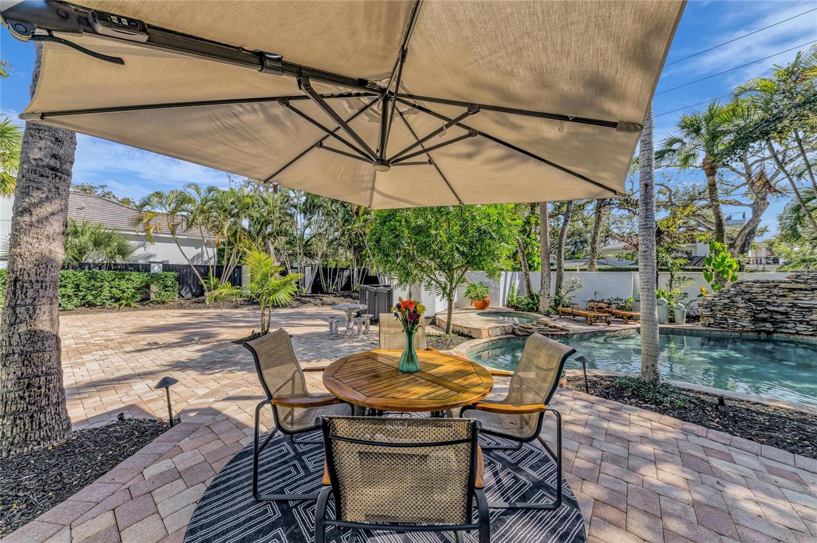 Listing photo id 33 for 1611 Hyde Park Street