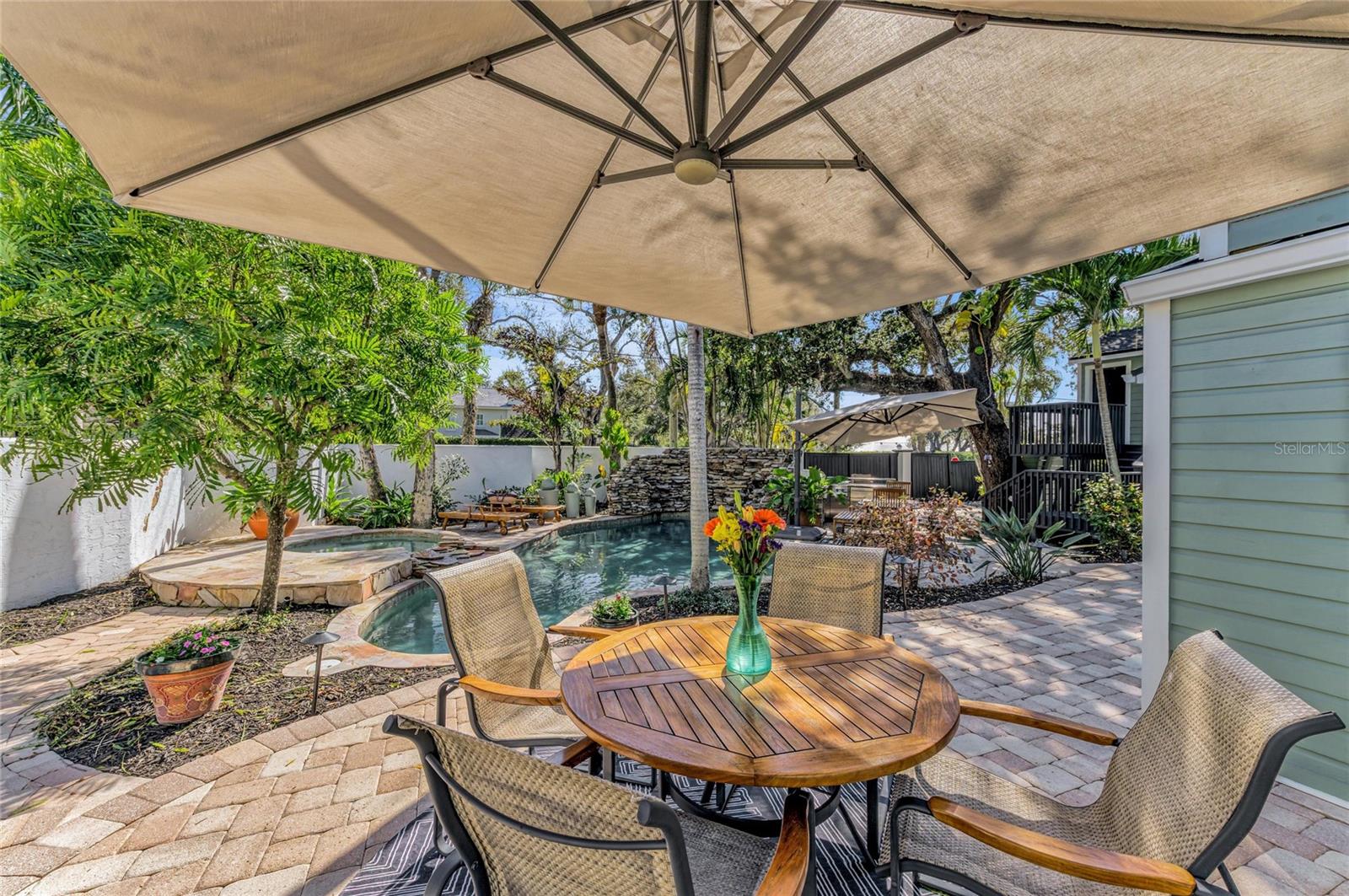 Listing photo id 34 for 1611 Hyde Park Street