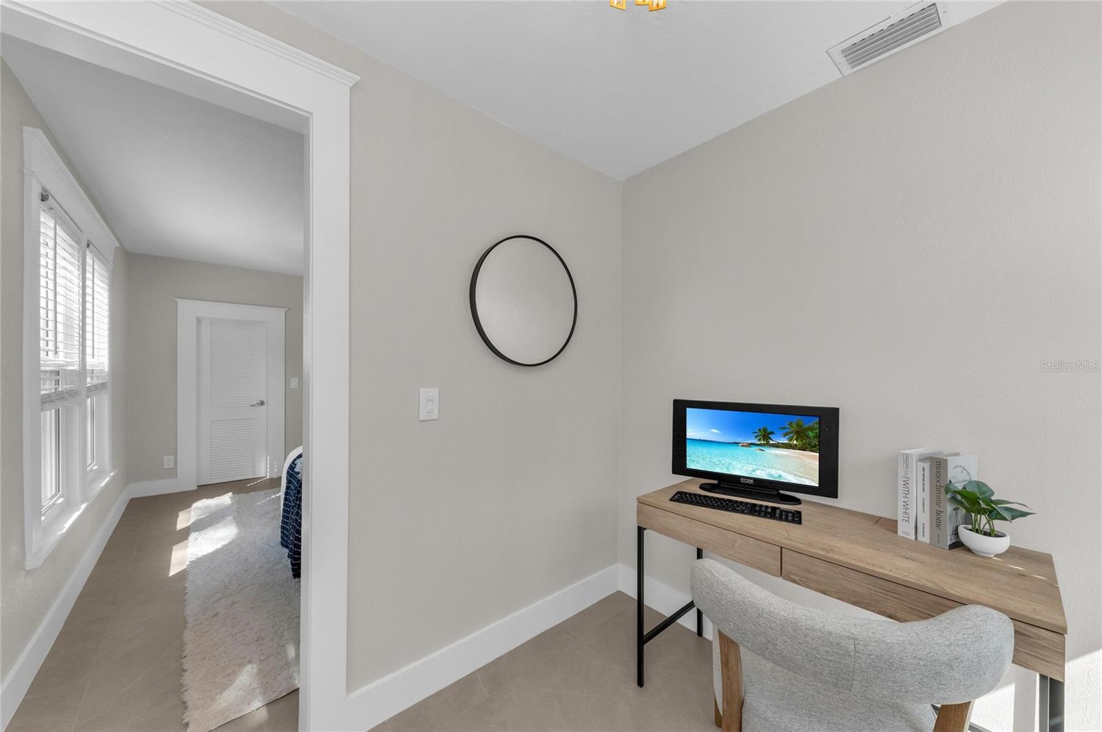 Listing photo id 35 for 1611 Hyde Park Street