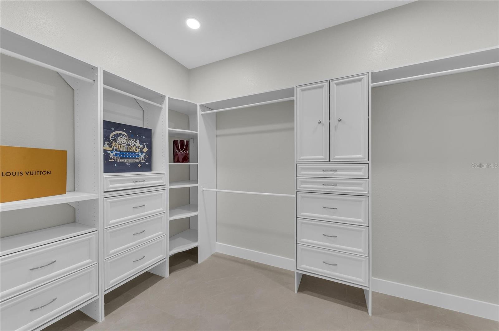 Listing photo id 39 for 1611 Hyde Park Street