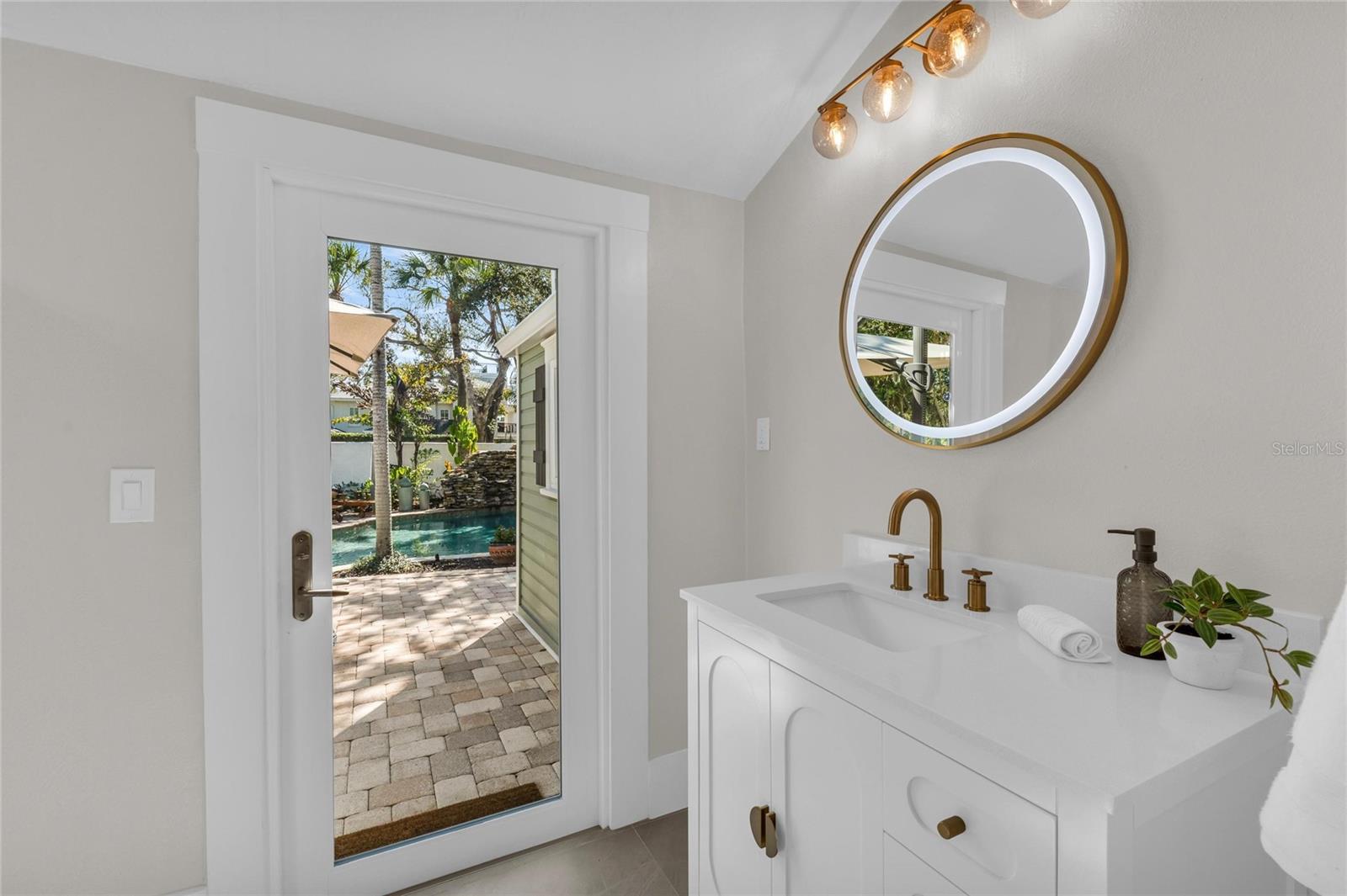 Listing photo id 40 for 1611 Hyde Park Street