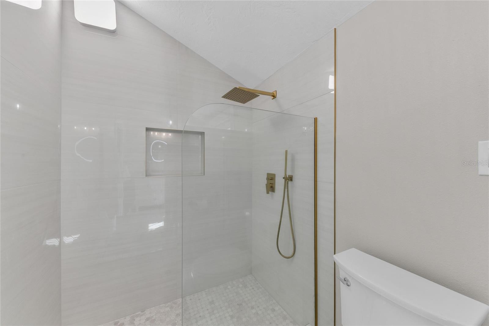 Listing photo id 41 for 1611 Hyde Park Street