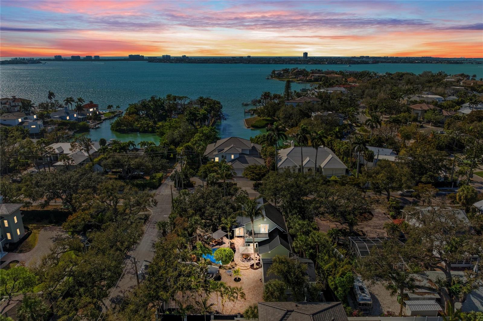 Listing photo id 3 for 1611 Hyde Park Street