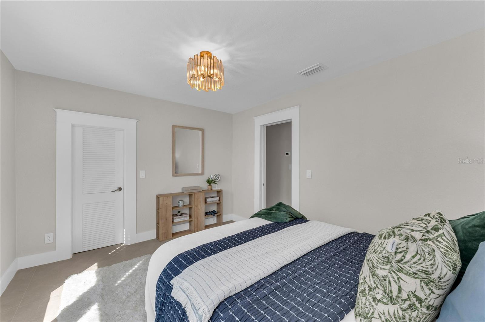 Listing photo id 48 for 1611 Hyde Park Street