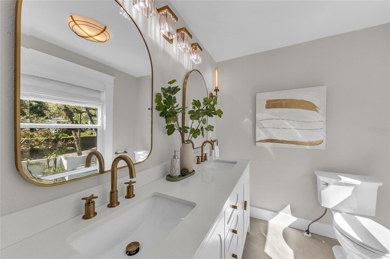 Listing photo id 52 for 1611 Hyde Park Street