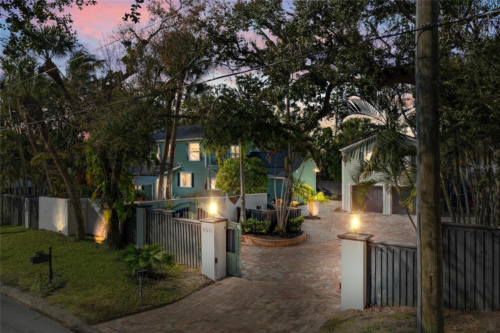 Listing photo id 4 for 1611 Hyde Park Street