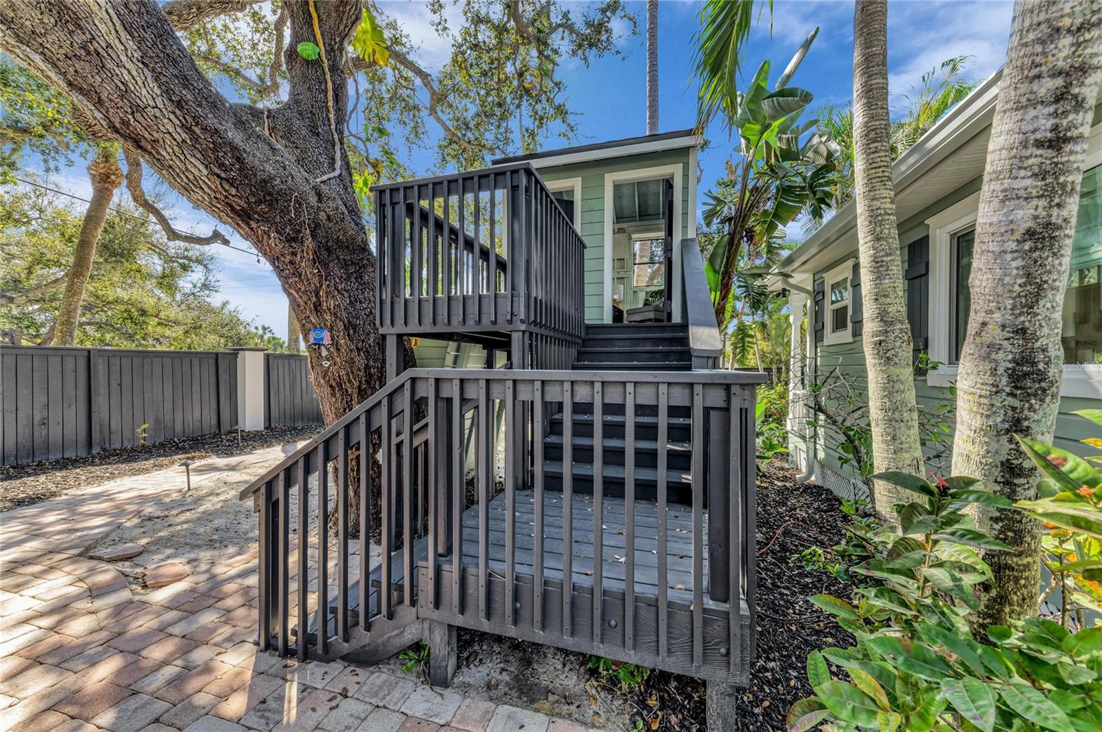 Listing photo id 60 for 1611 Hyde Park Street