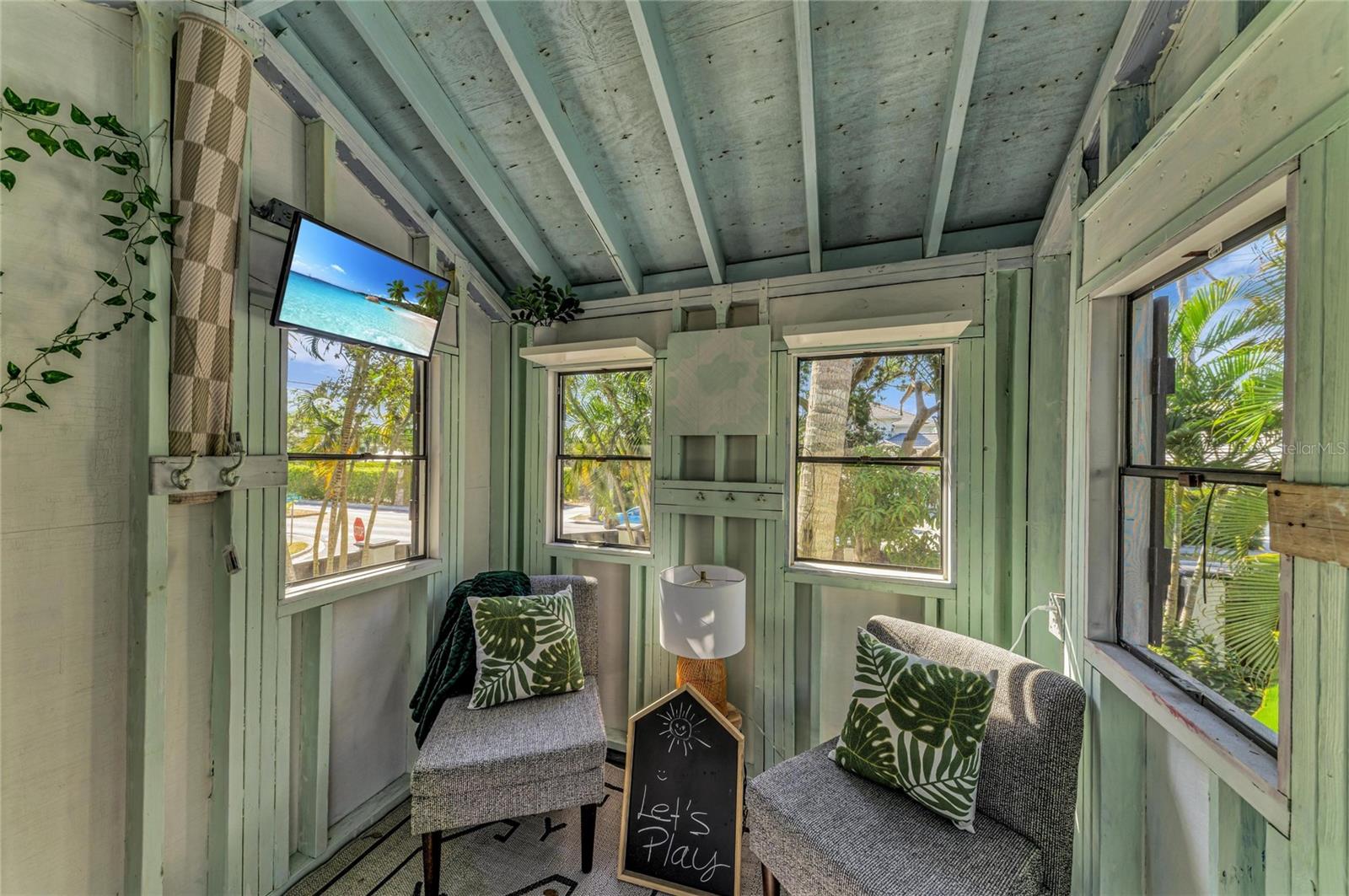 Listing photo id 61 for 1611 Hyde Park Street