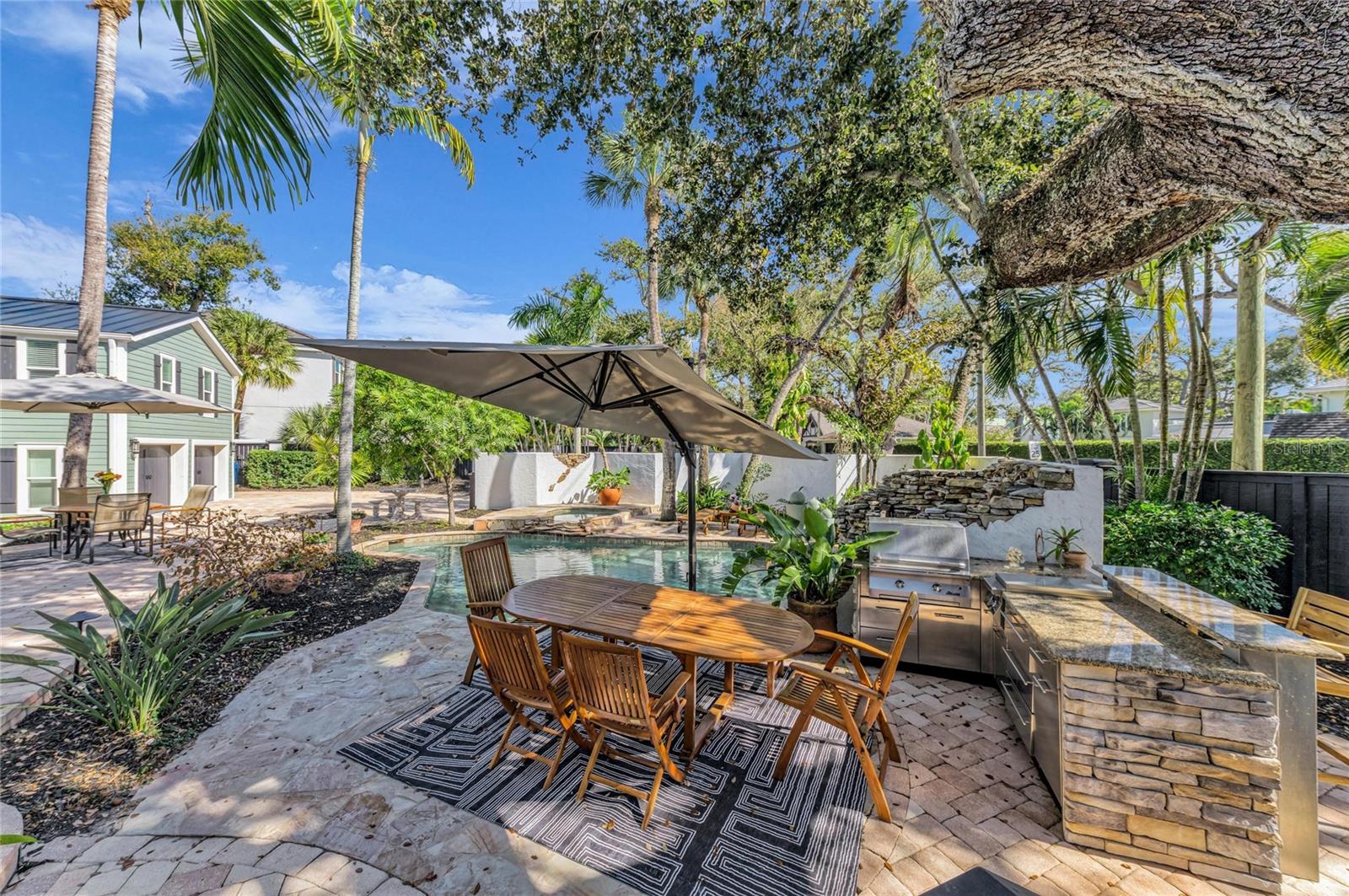 Listing photo id 65 for 1611 Hyde Park Street