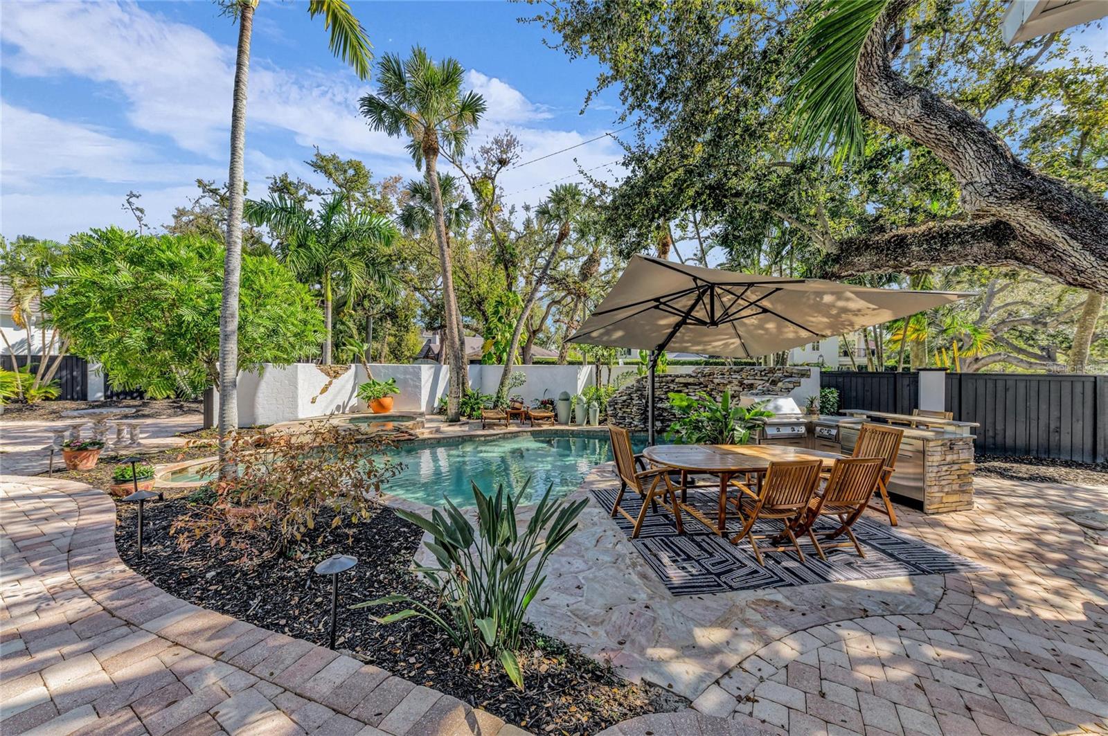 Listing photo id 66 for 1611 Hyde Park Street