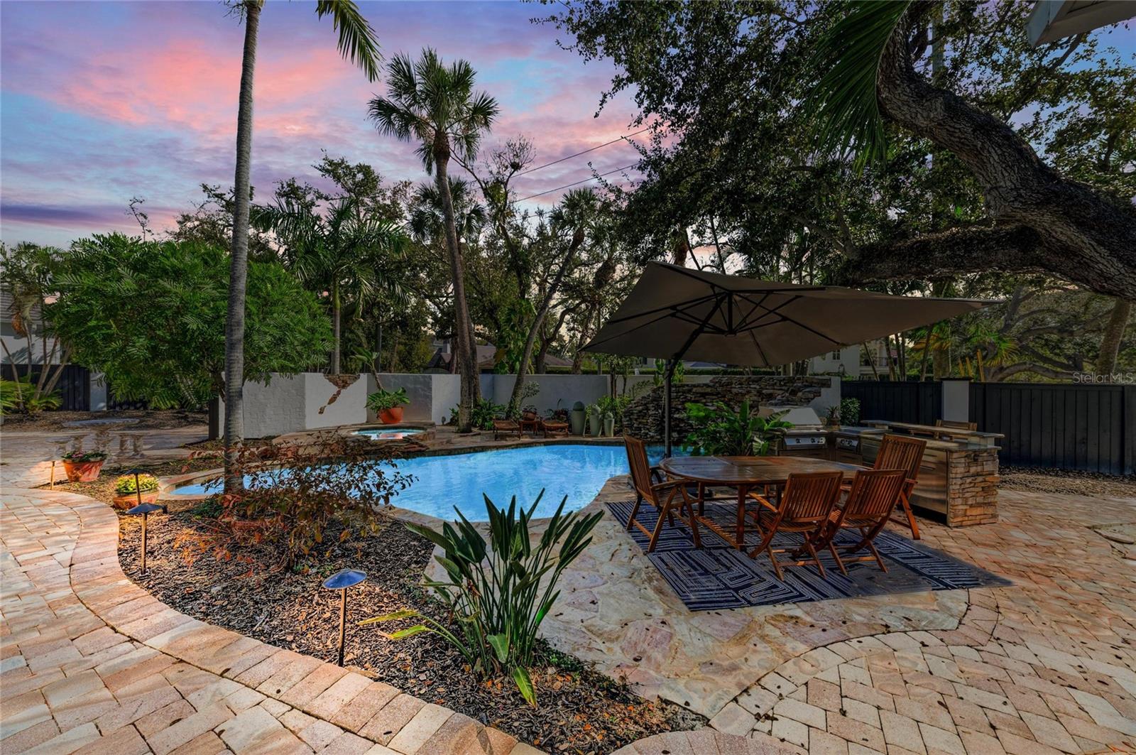 Listing photo id 67 for 1611 Hyde Park Street