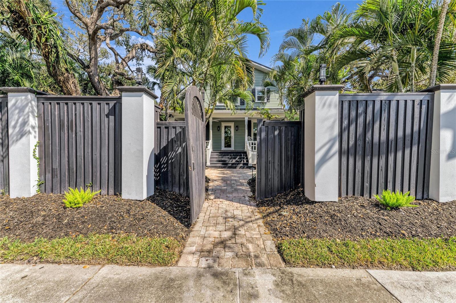 Listing photo id 5 for 1611 Hyde Park Street