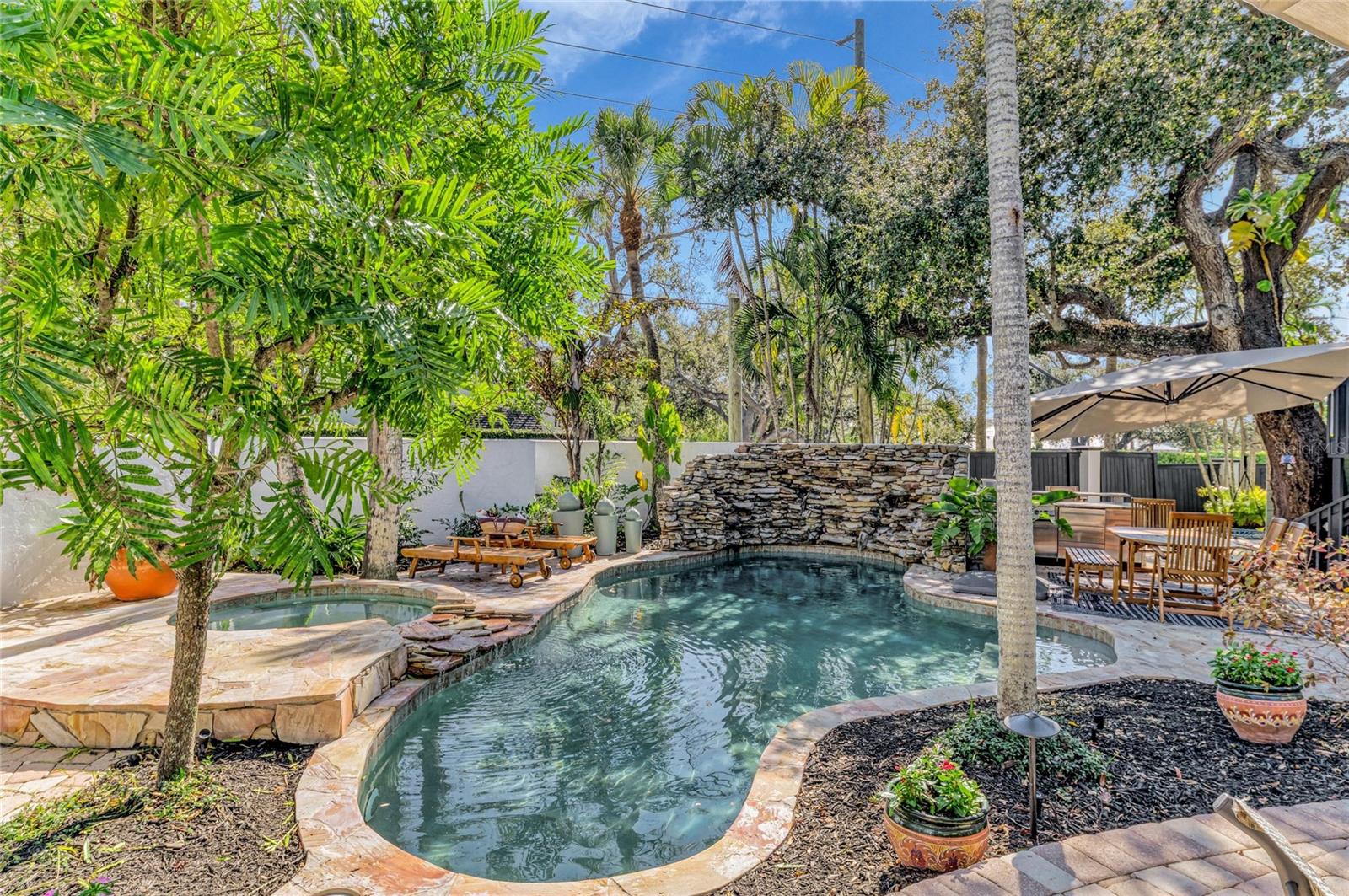 Listing photo id 68 for 1611 Hyde Park Street