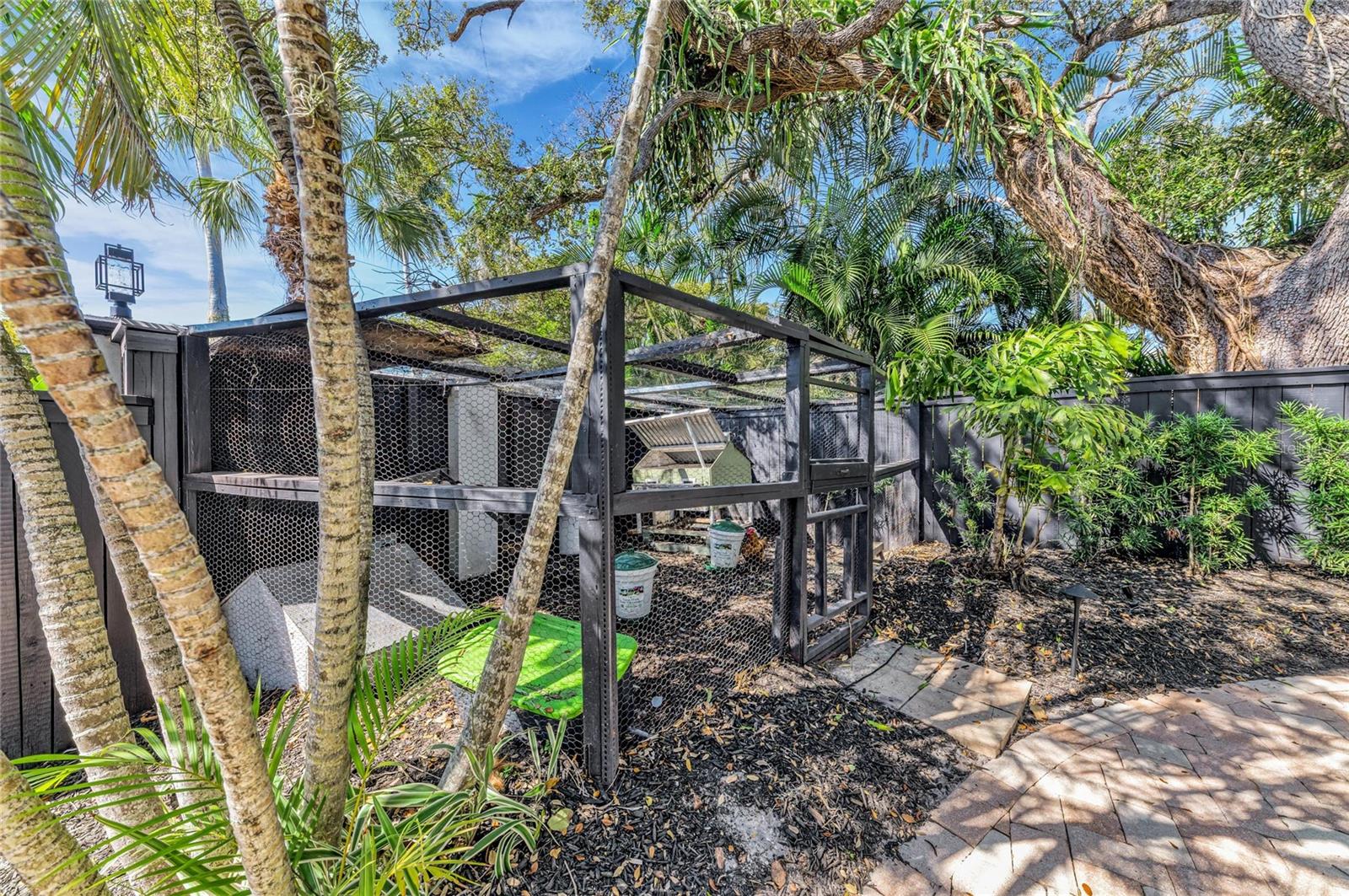 Listing photo id 70 for 1611 Hyde Park Street