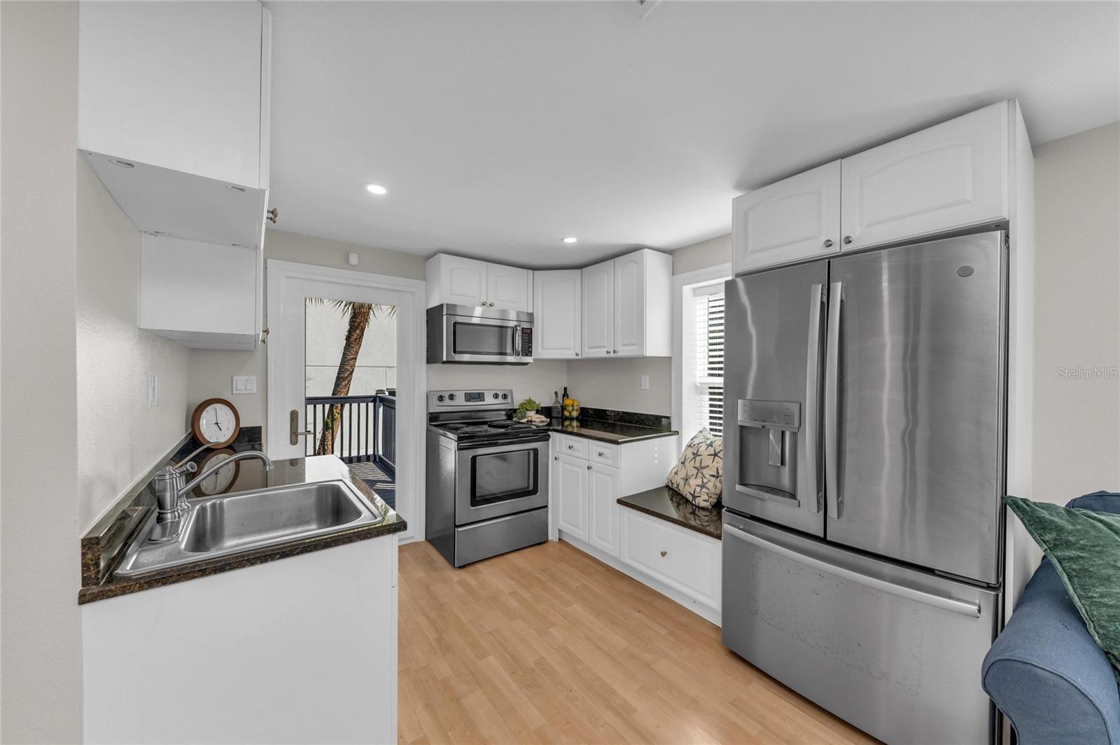 Listing photo id 75 for 1611 Hyde Park Street