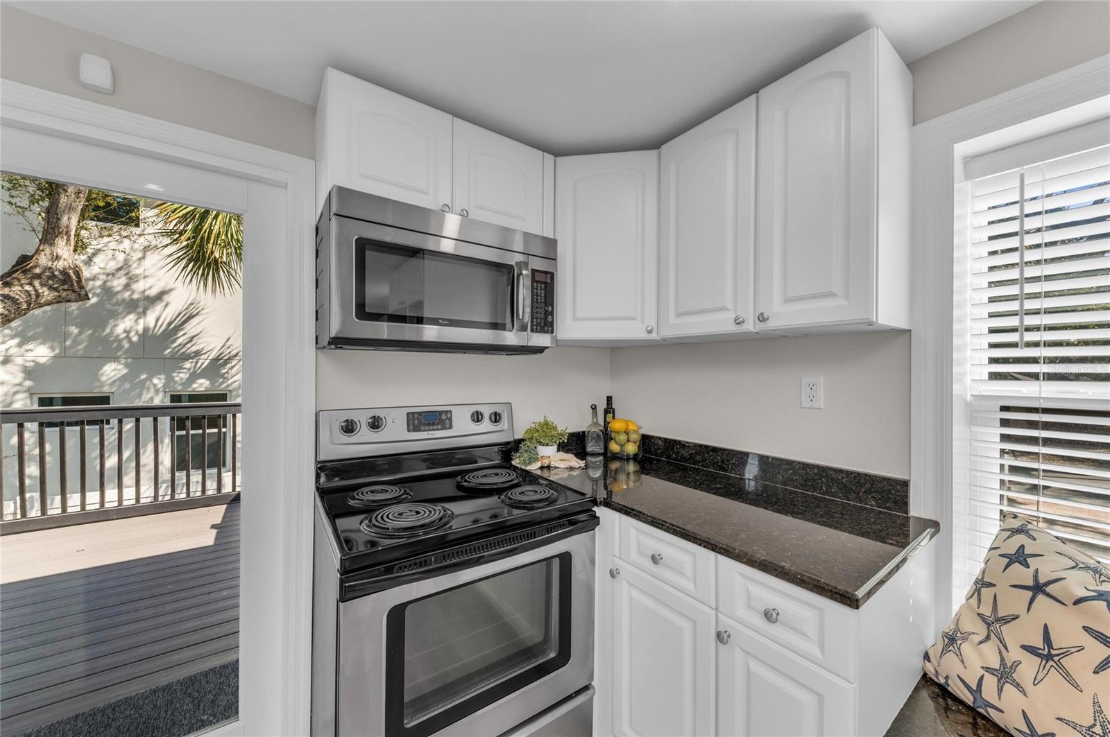 Listing photo id 76 for 1611 Hyde Park Street