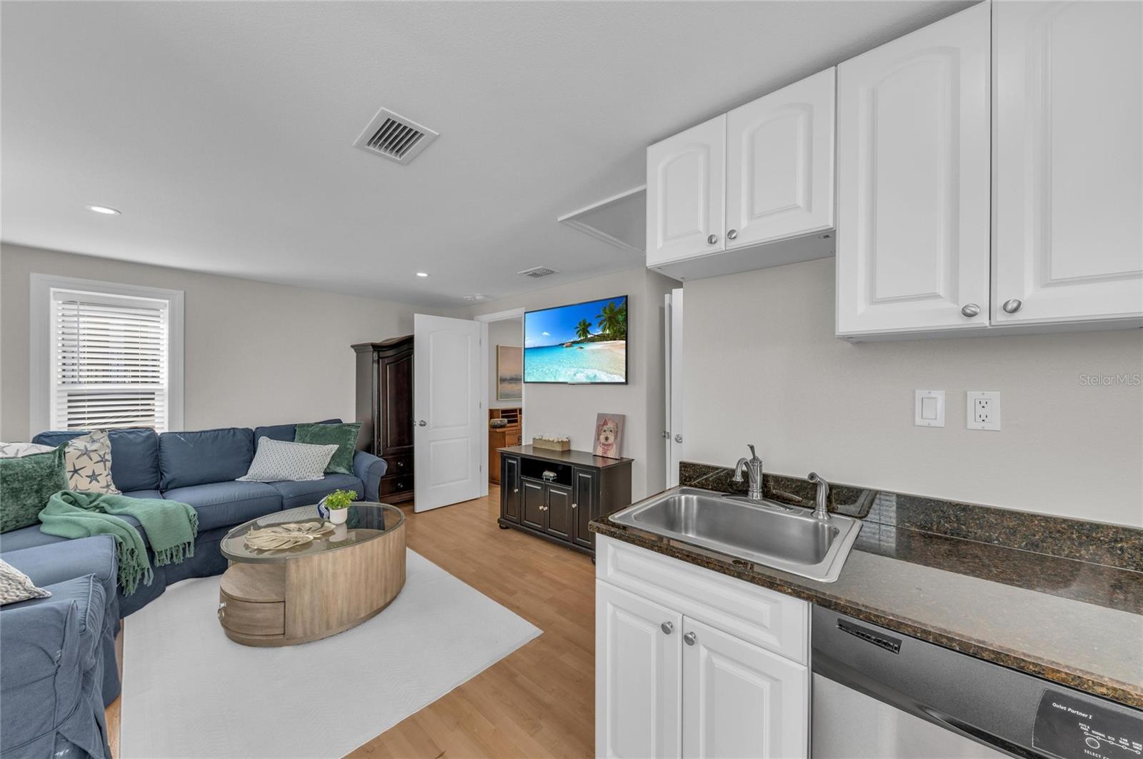 Listing photo id 77 for 1611 Hyde Park Street