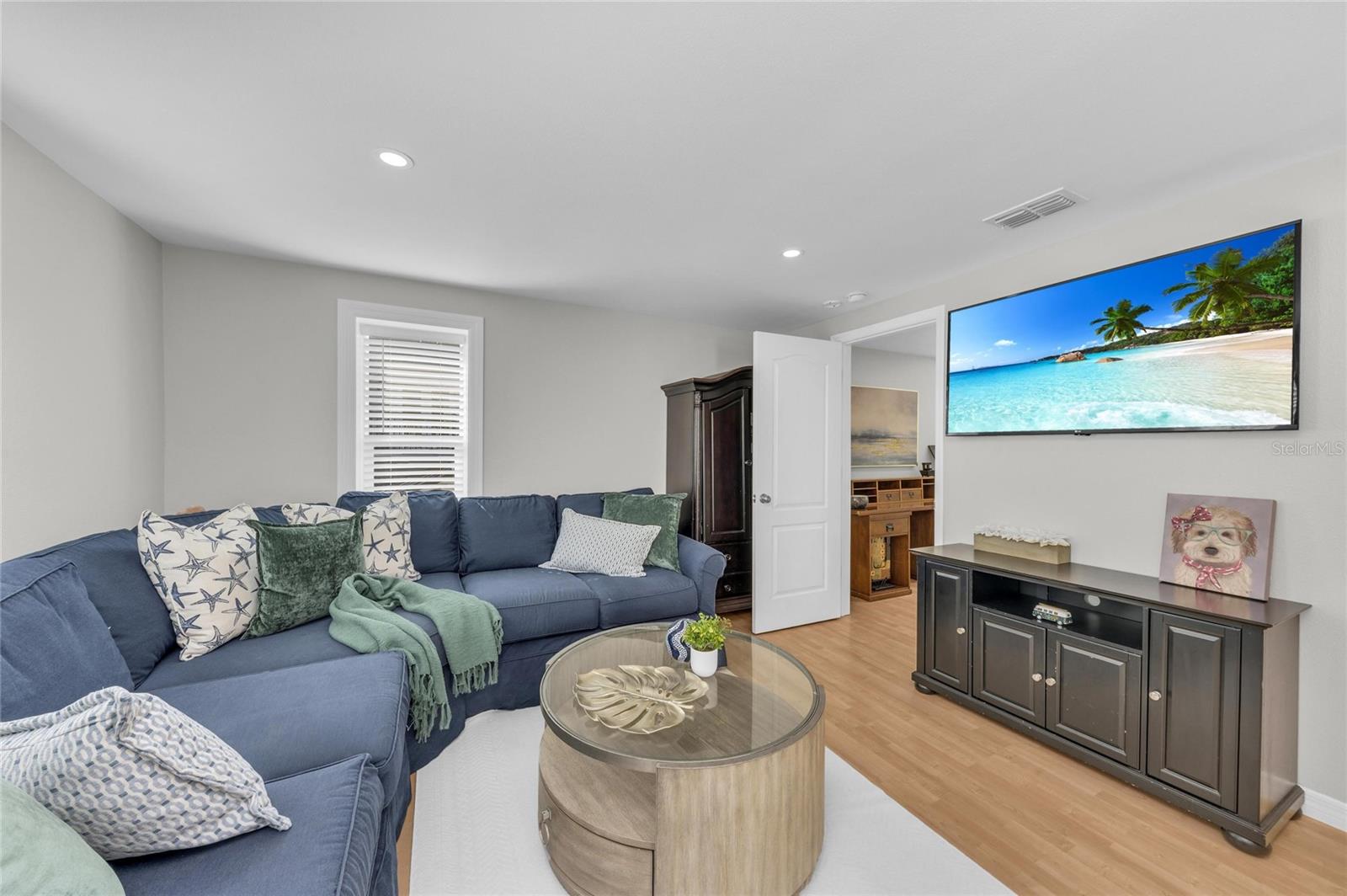 Listing photo id 78 for 1611 Hyde Park Street