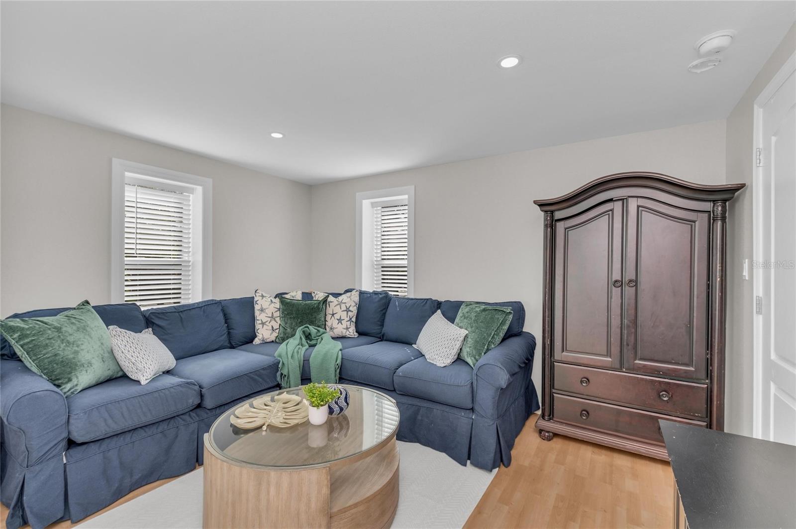 Listing photo id 79 for 1611 Hyde Park Street