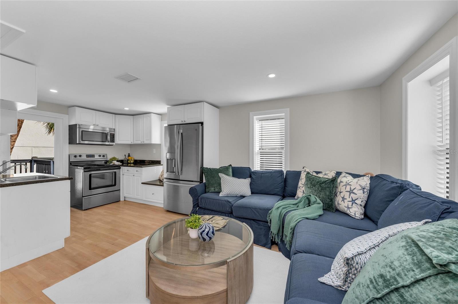 Listing photo id 80 for 1611 Hyde Park Street