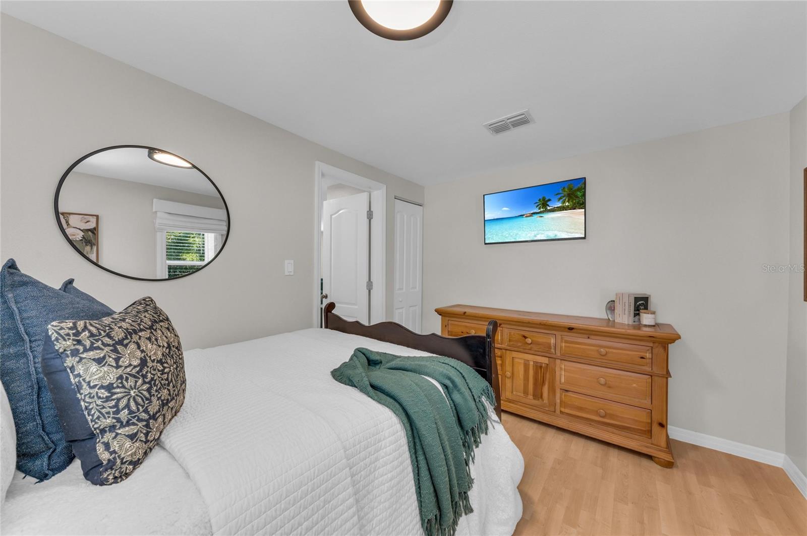 Listing photo id 82 for 1611 Hyde Park Street