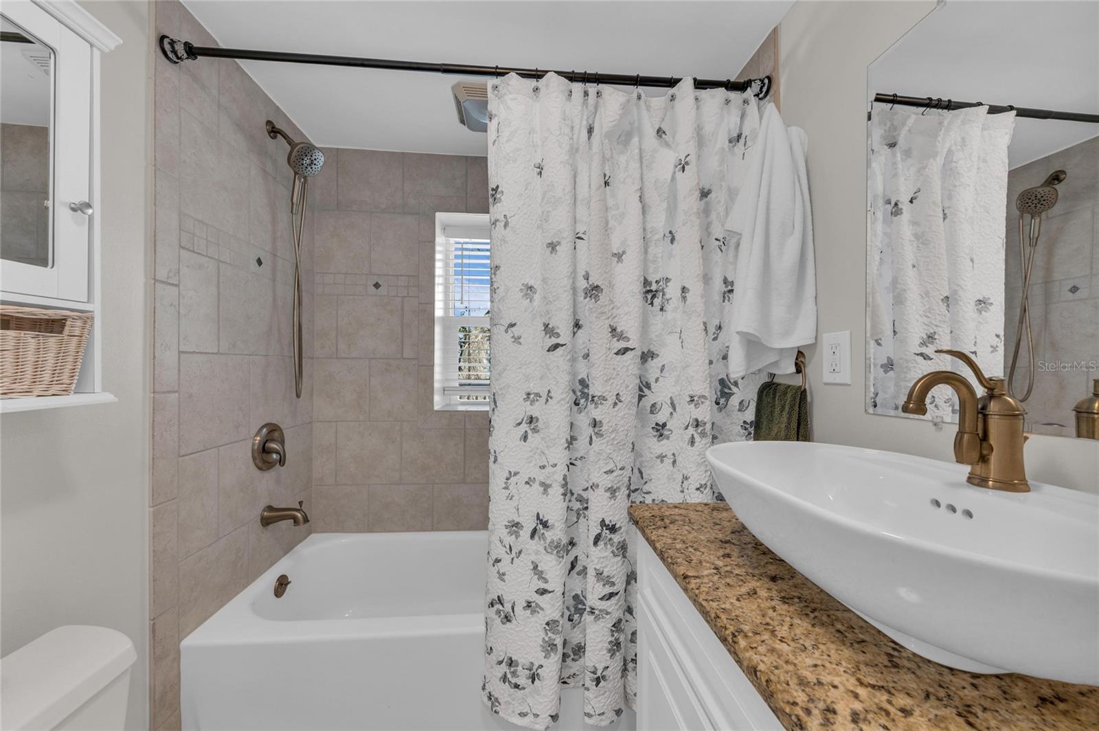 Listing photo id 83 for 1611 Hyde Park Street