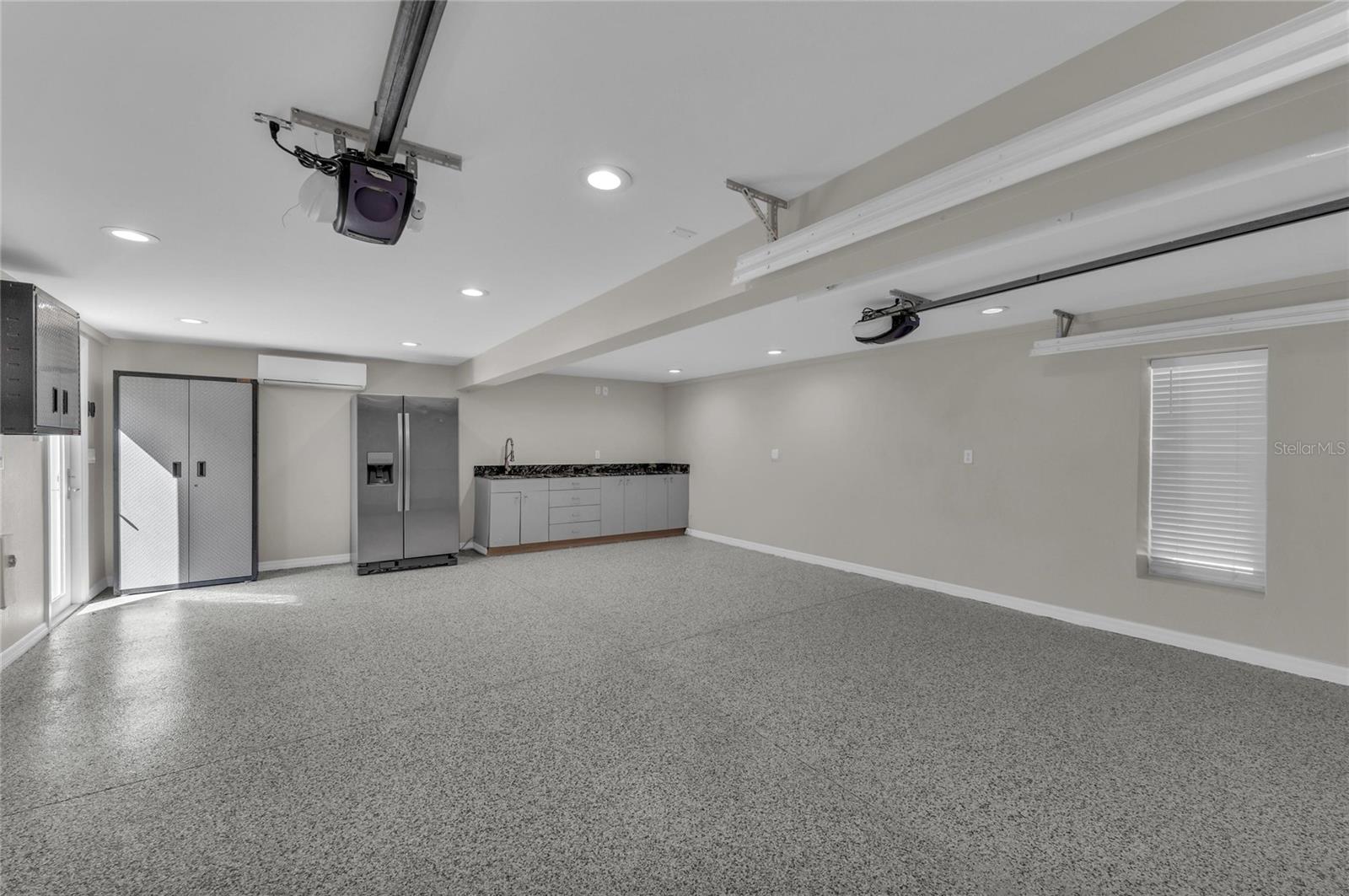 Listing photo id 89 for 1611 Hyde Park Street