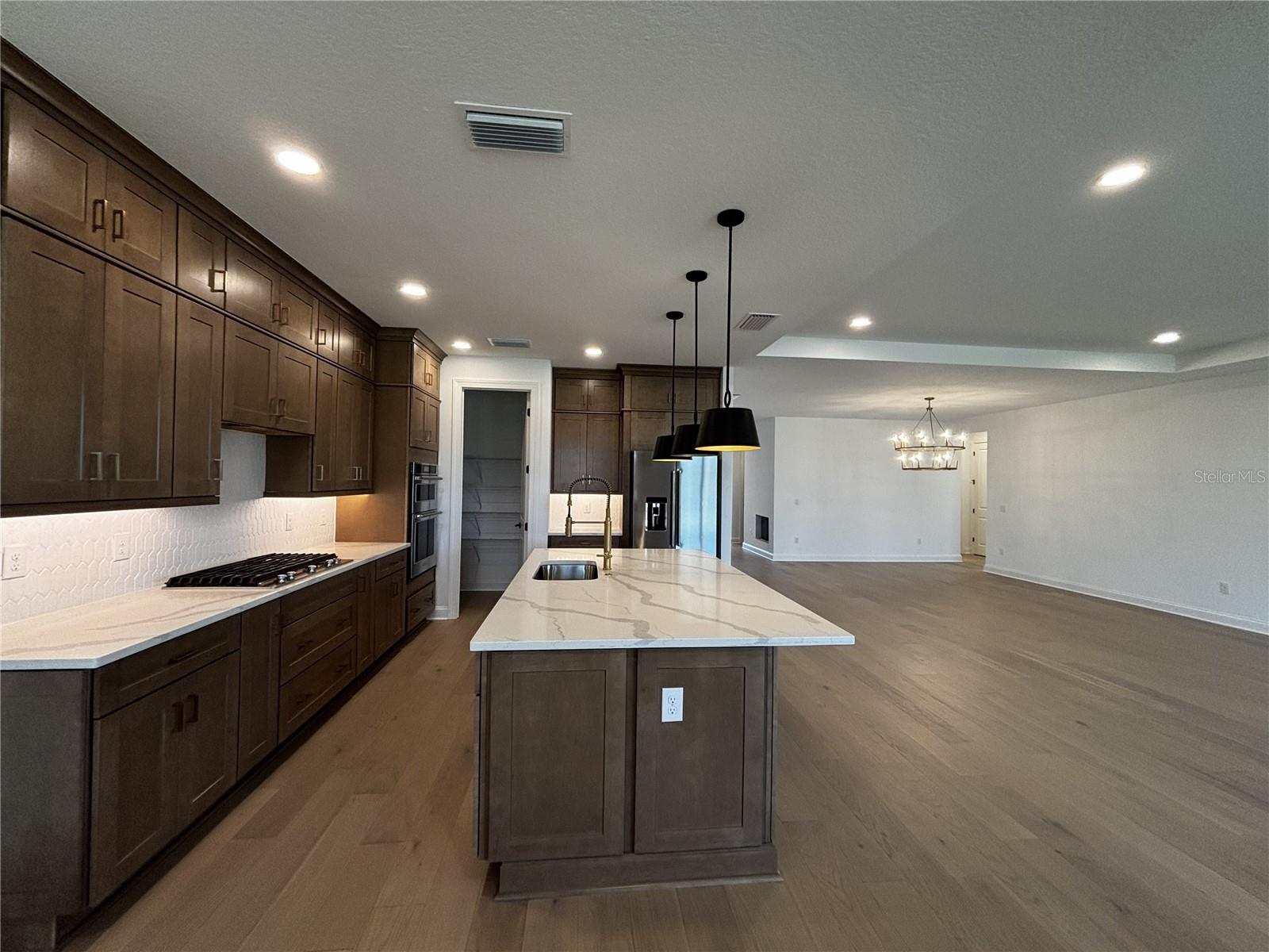 Listing photo id 7 for 5790 Freestone Circle