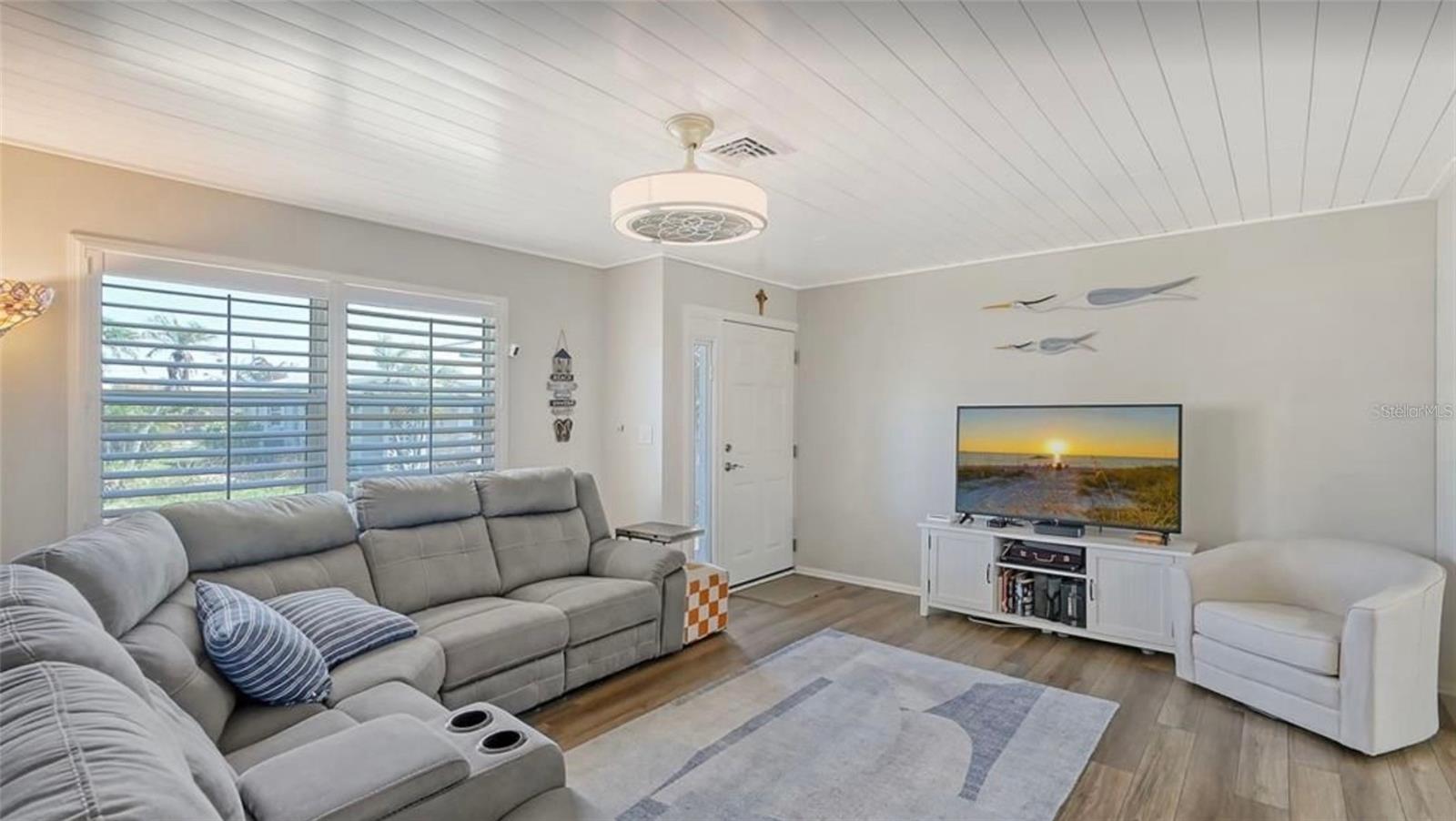 Listing photo id 0 for 1019 Beach Manor Center 35