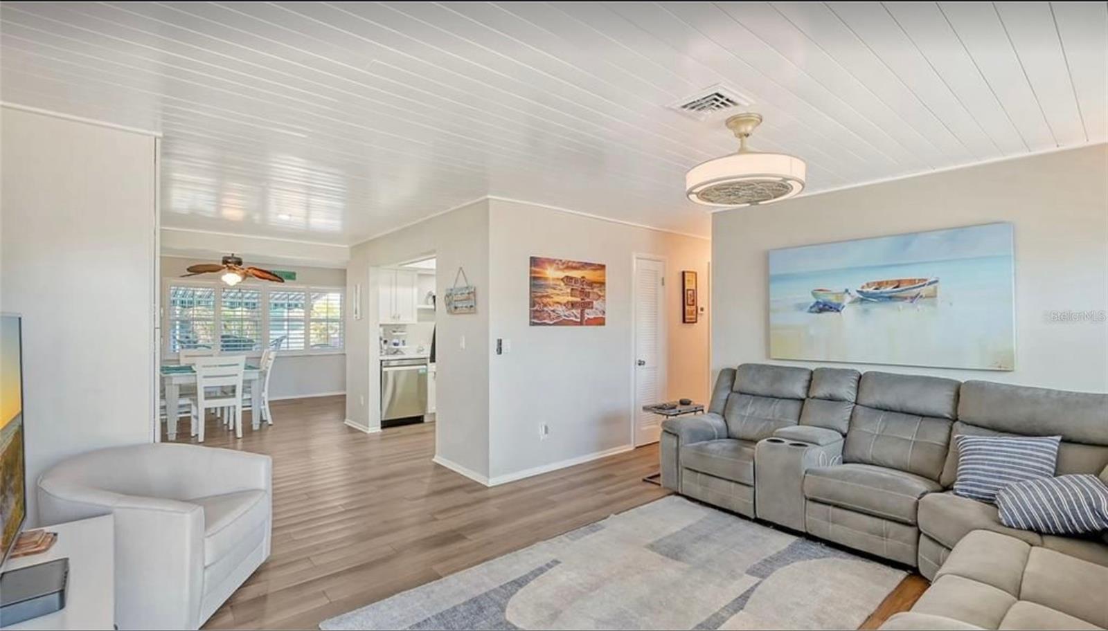 Listing photo id 1 for 1019 Beach Manor Center 35