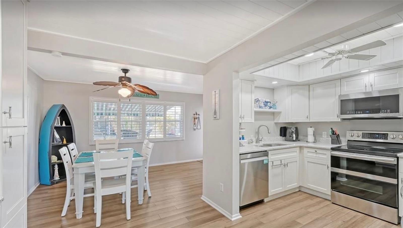 Listing photo id 3 for 1019 Beach Manor Center 35