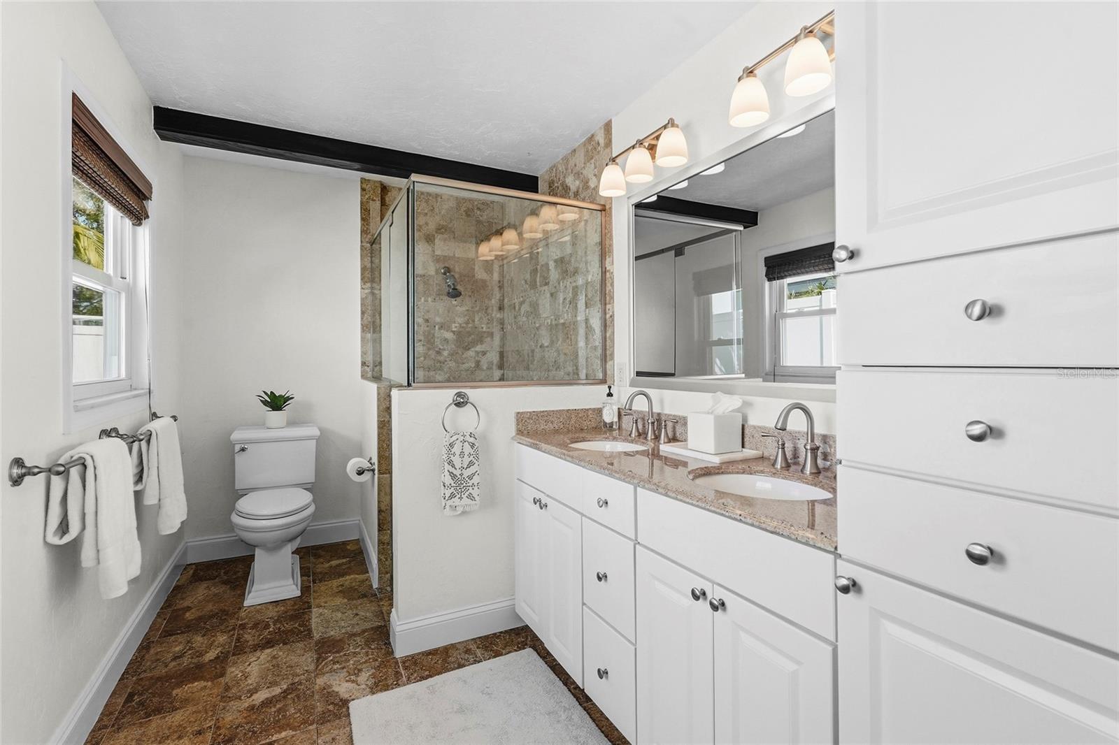 Listing photo id 8 for 1920 Wisteria Street