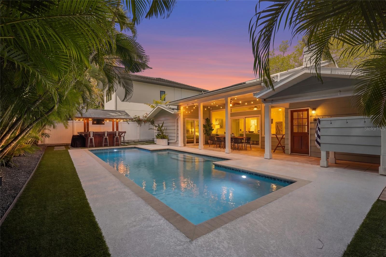 Listing photo id 10 for 1920 Wisteria Street