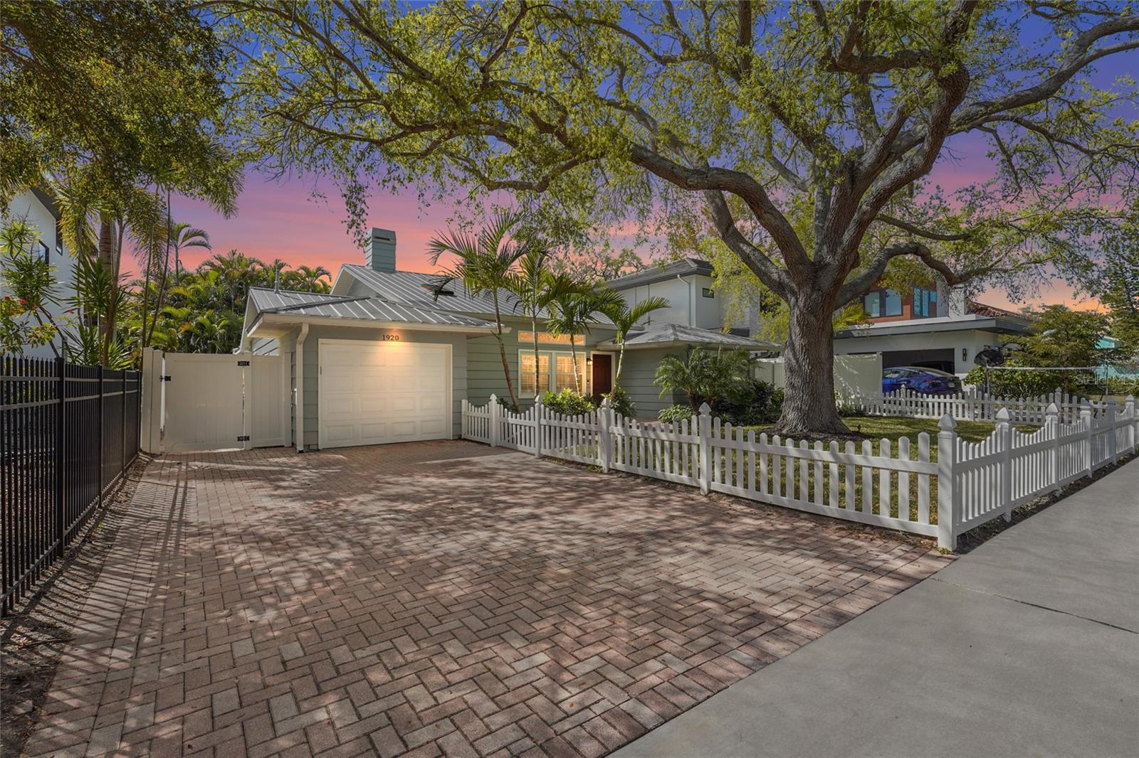 Listing photo id 12 for 1920 Wisteria Street