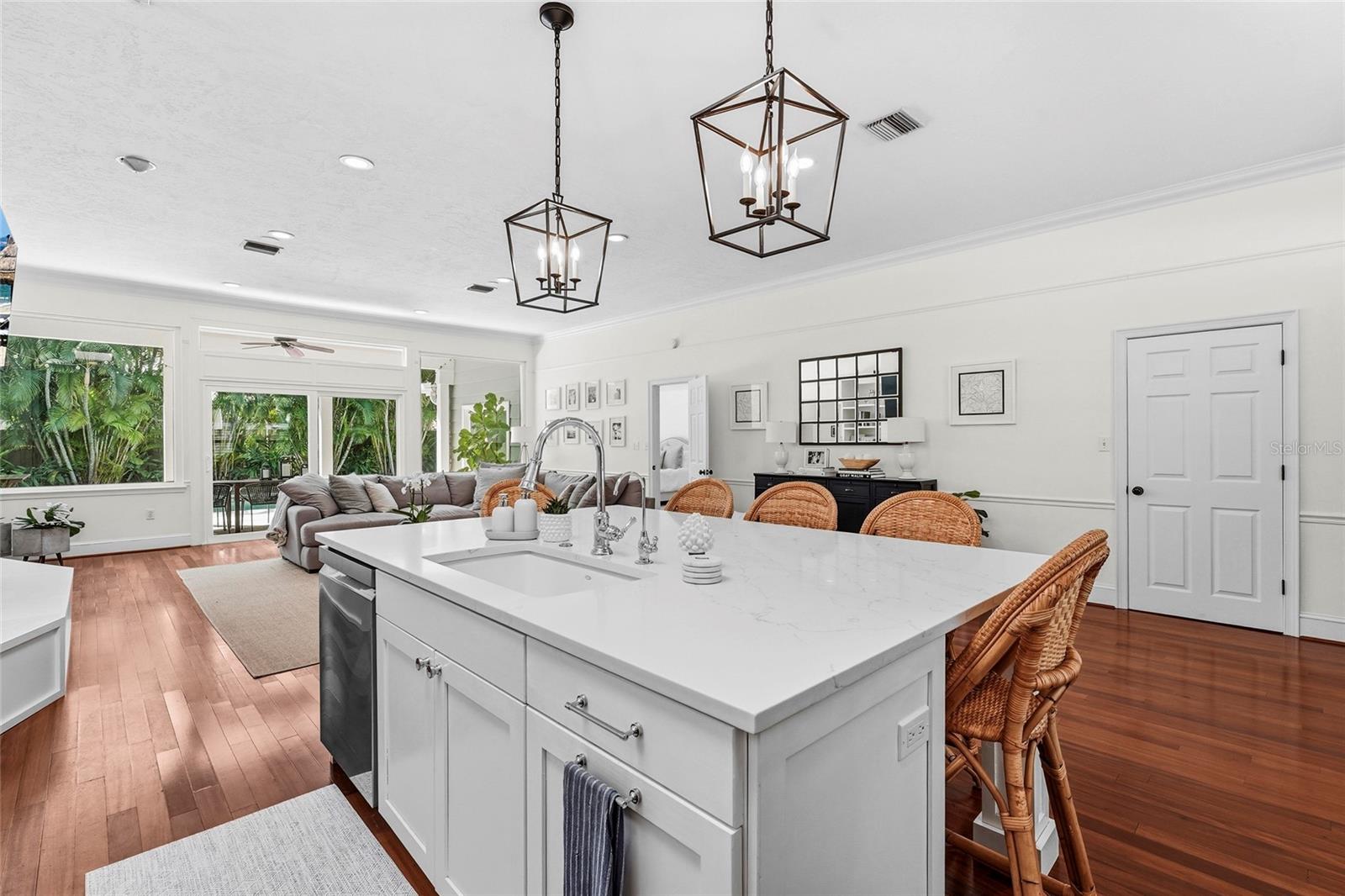 Listing photo id 19 for 1920 Wisteria Street