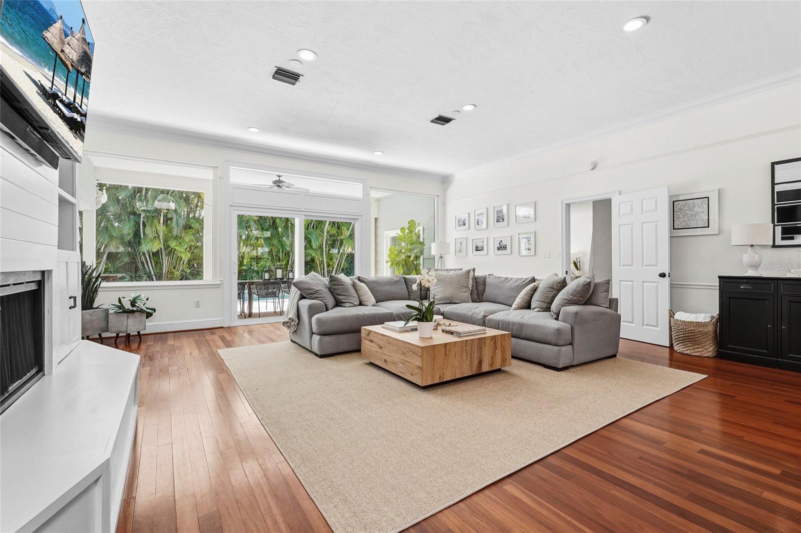 Listing photo id 20 for 1920 Wisteria Street