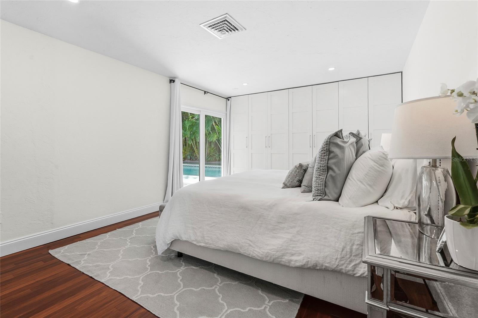 Listing photo id 22 for 1920 Wisteria Street