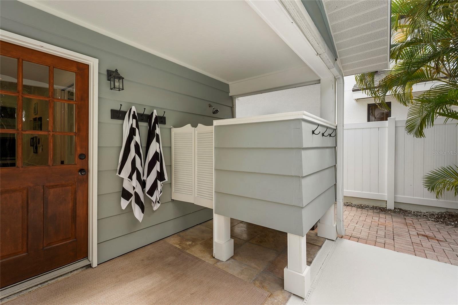 Listing photo id 37 for 1920 Wisteria Street