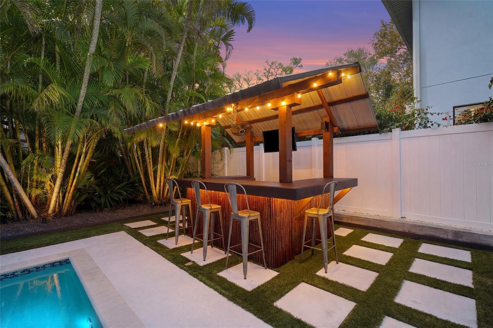 Listing photo id 2 for 1920 Wisteria Street