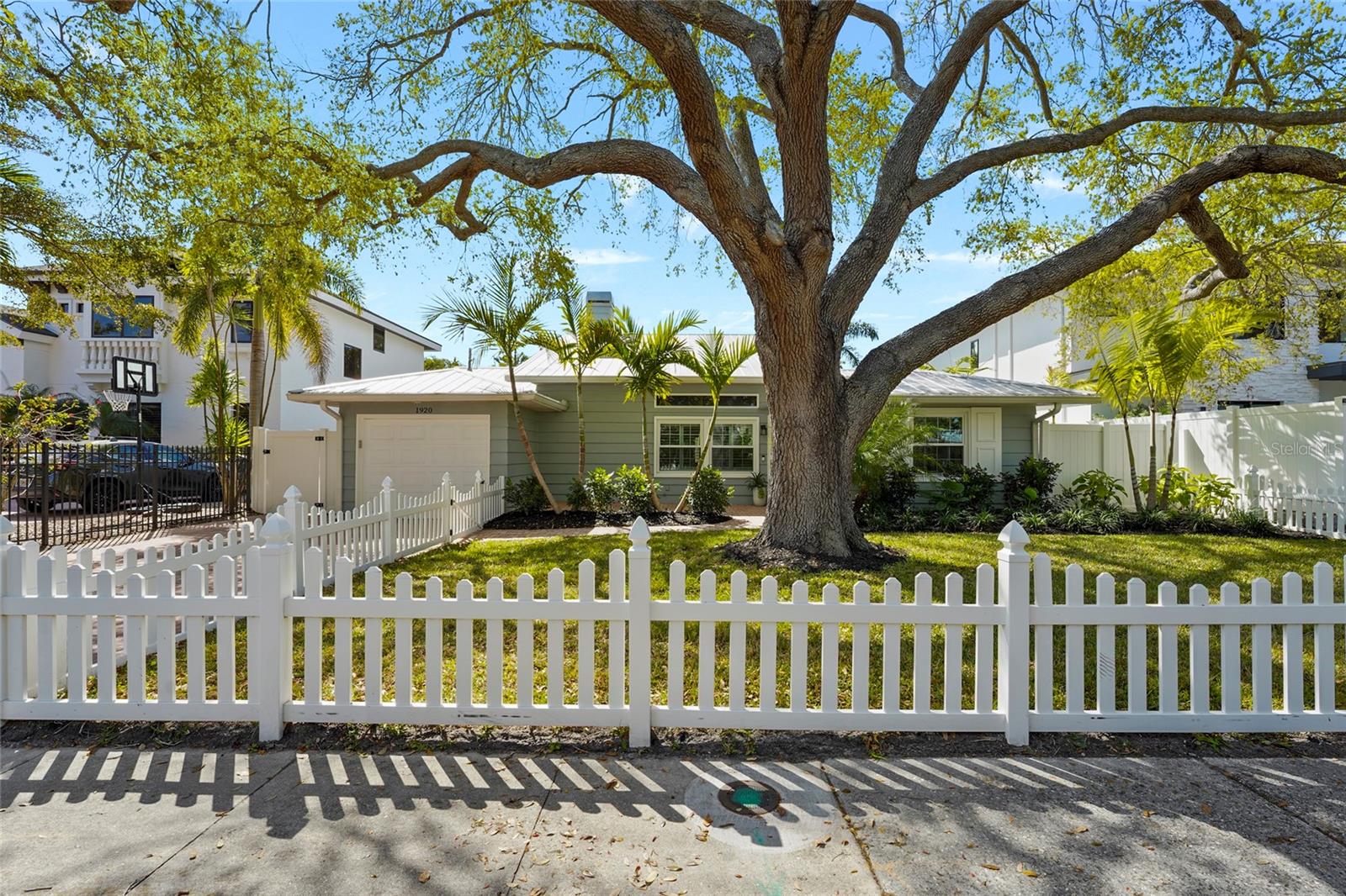 Listing photo id 41 for 1920 Wisteria Street
