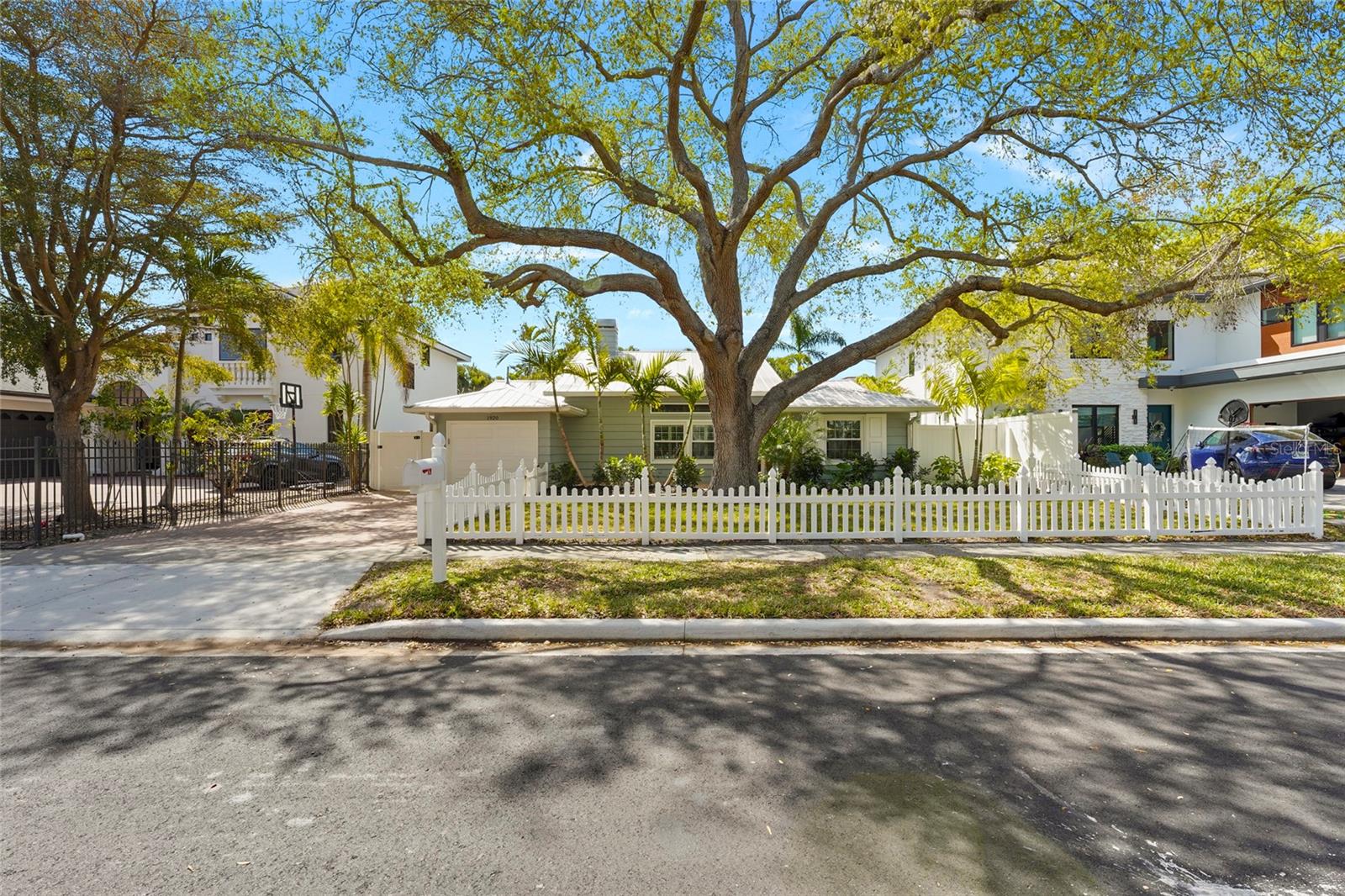 Listing photo id 42 for 1920 Wisteria Street