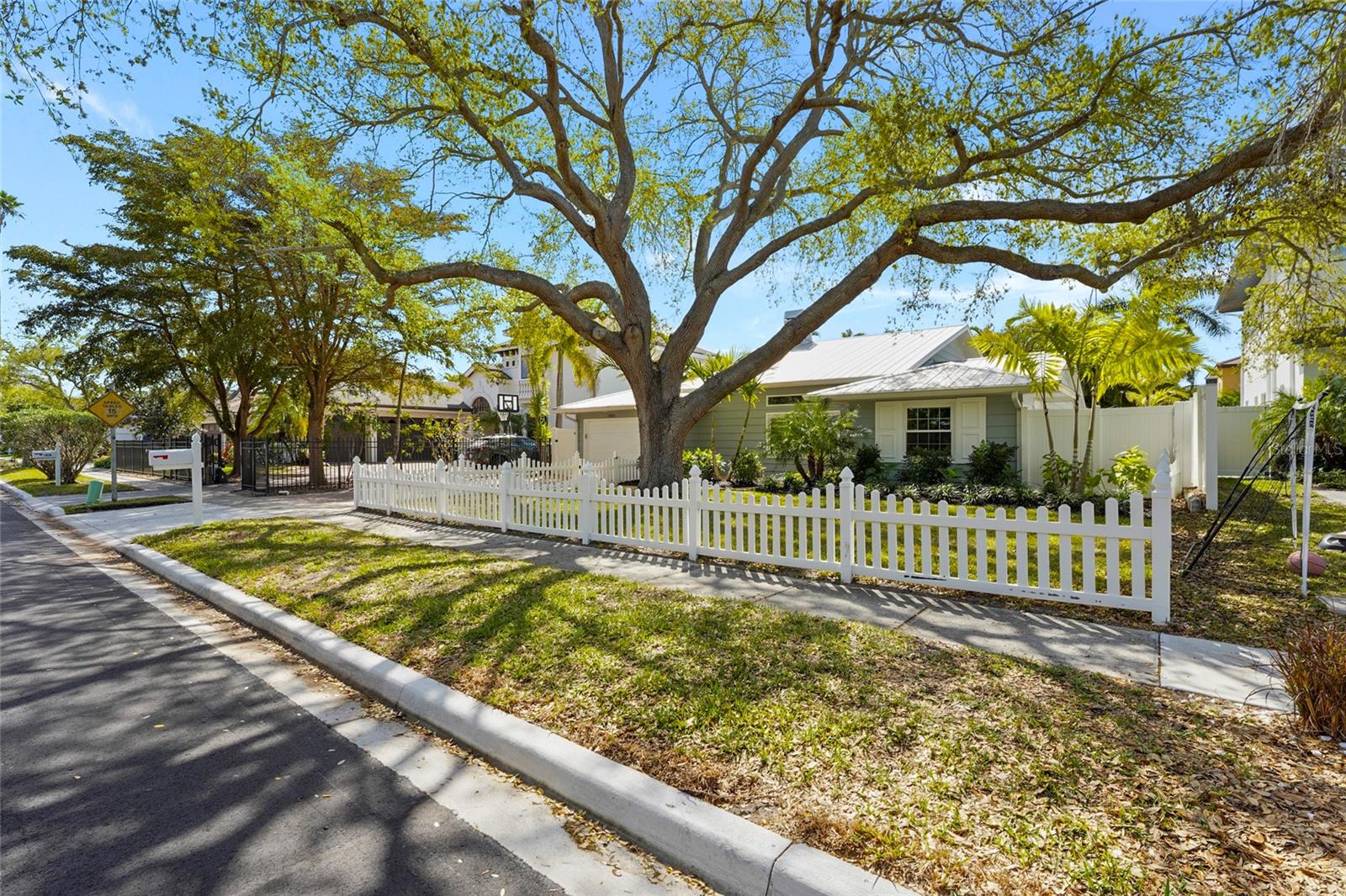 Listing photo id 44 for 1920 Wisteria Street