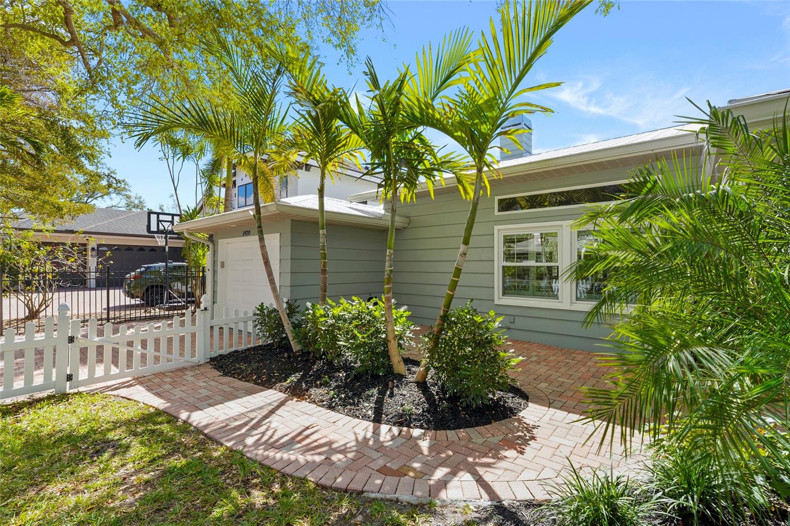 Listing photo id 45 for 1920 Wisteria Street