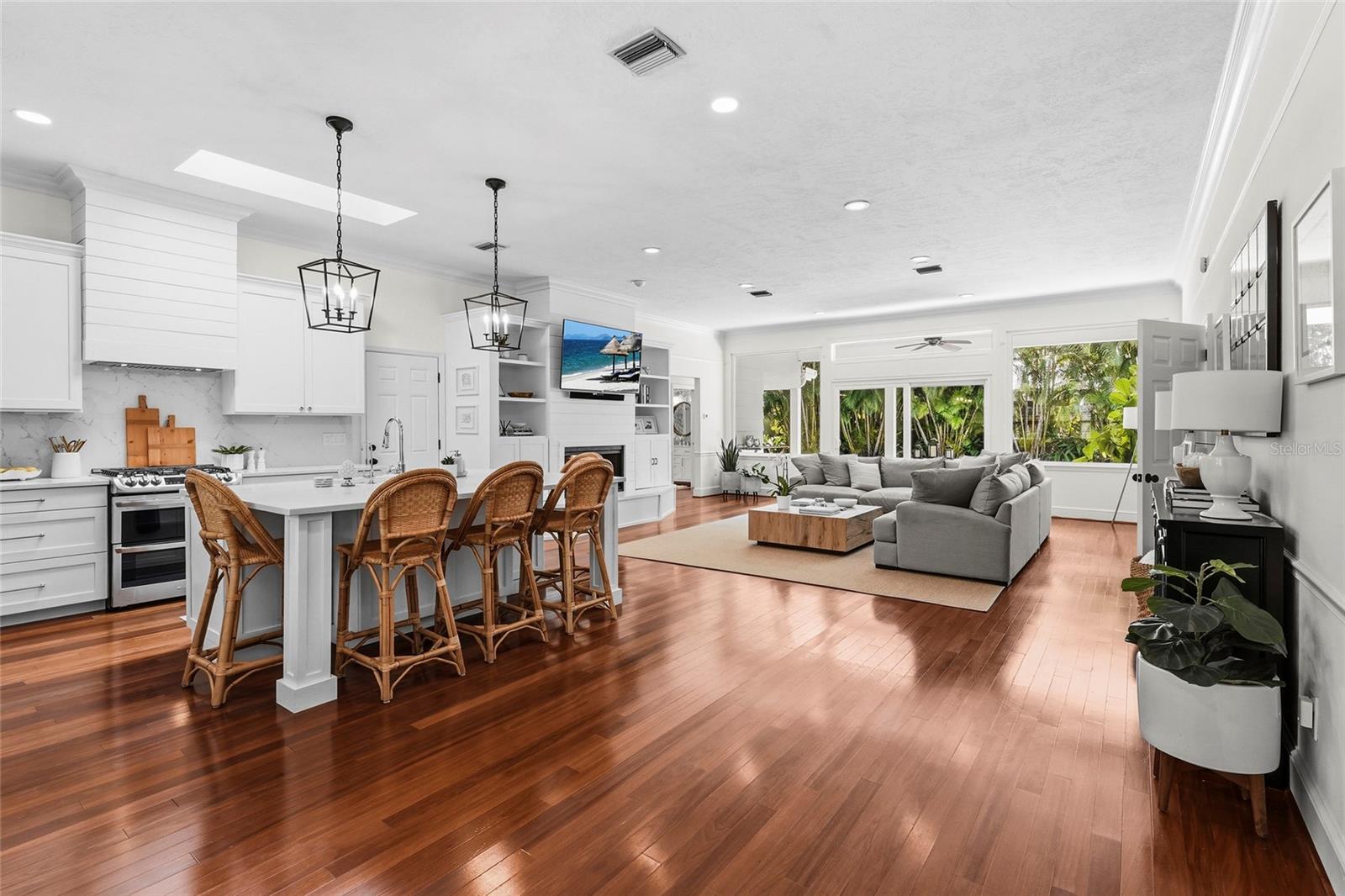 Listing photo id 3 for 1920 Wisteria Street