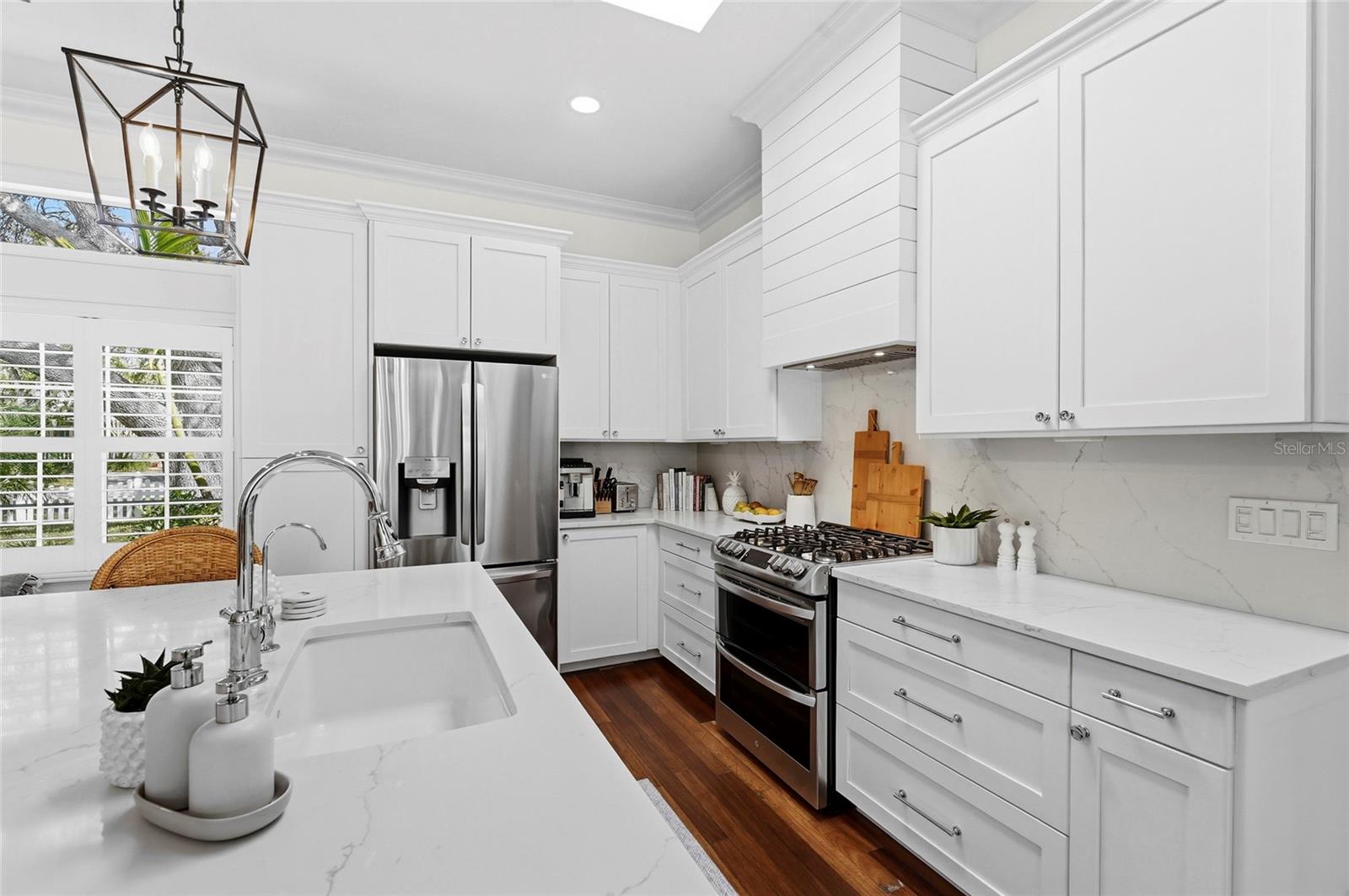 Listing photo id 5 for 1920 Wisteria Street