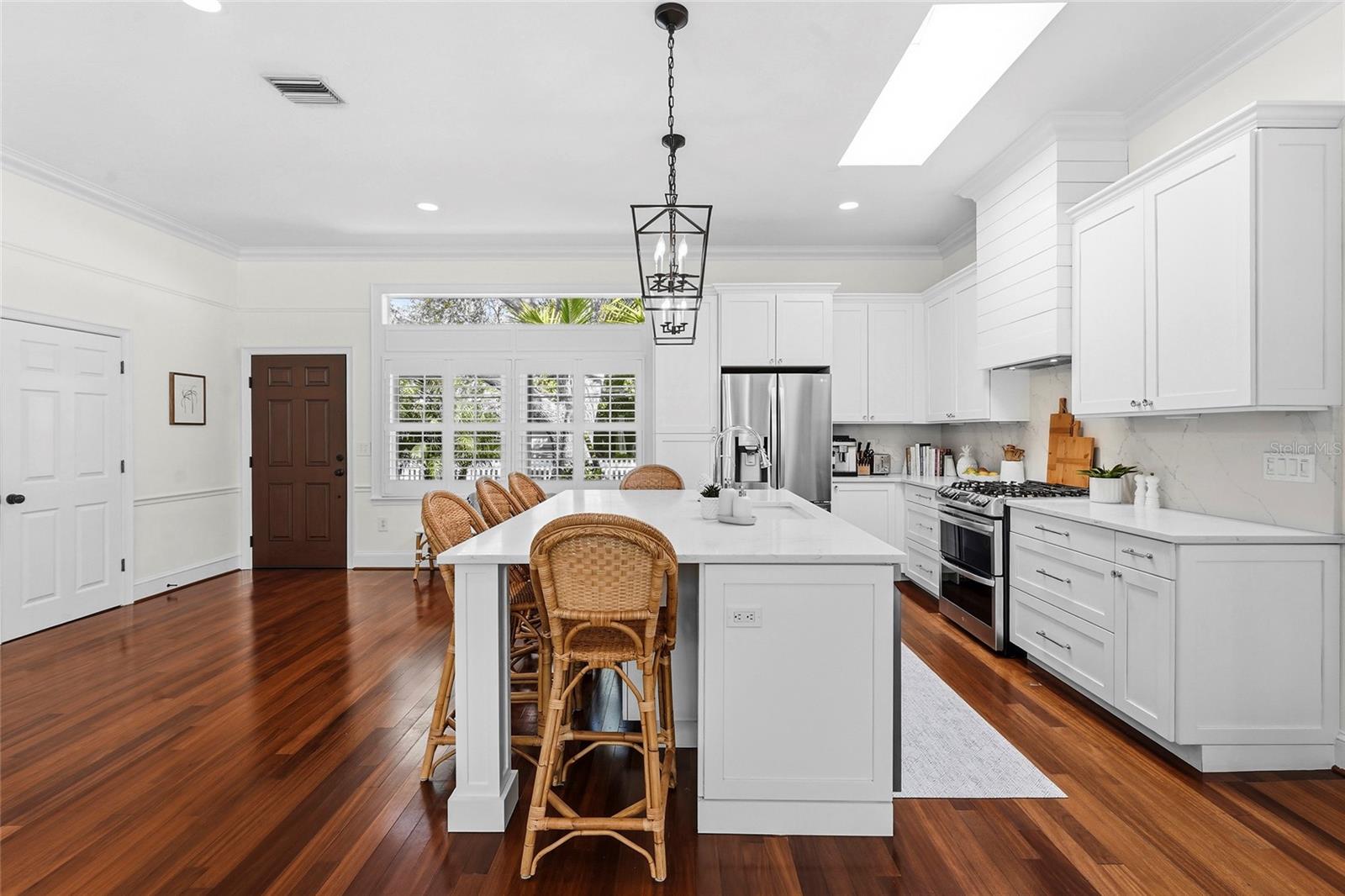 Listing photo id 6 for 1920 Wisteria Street