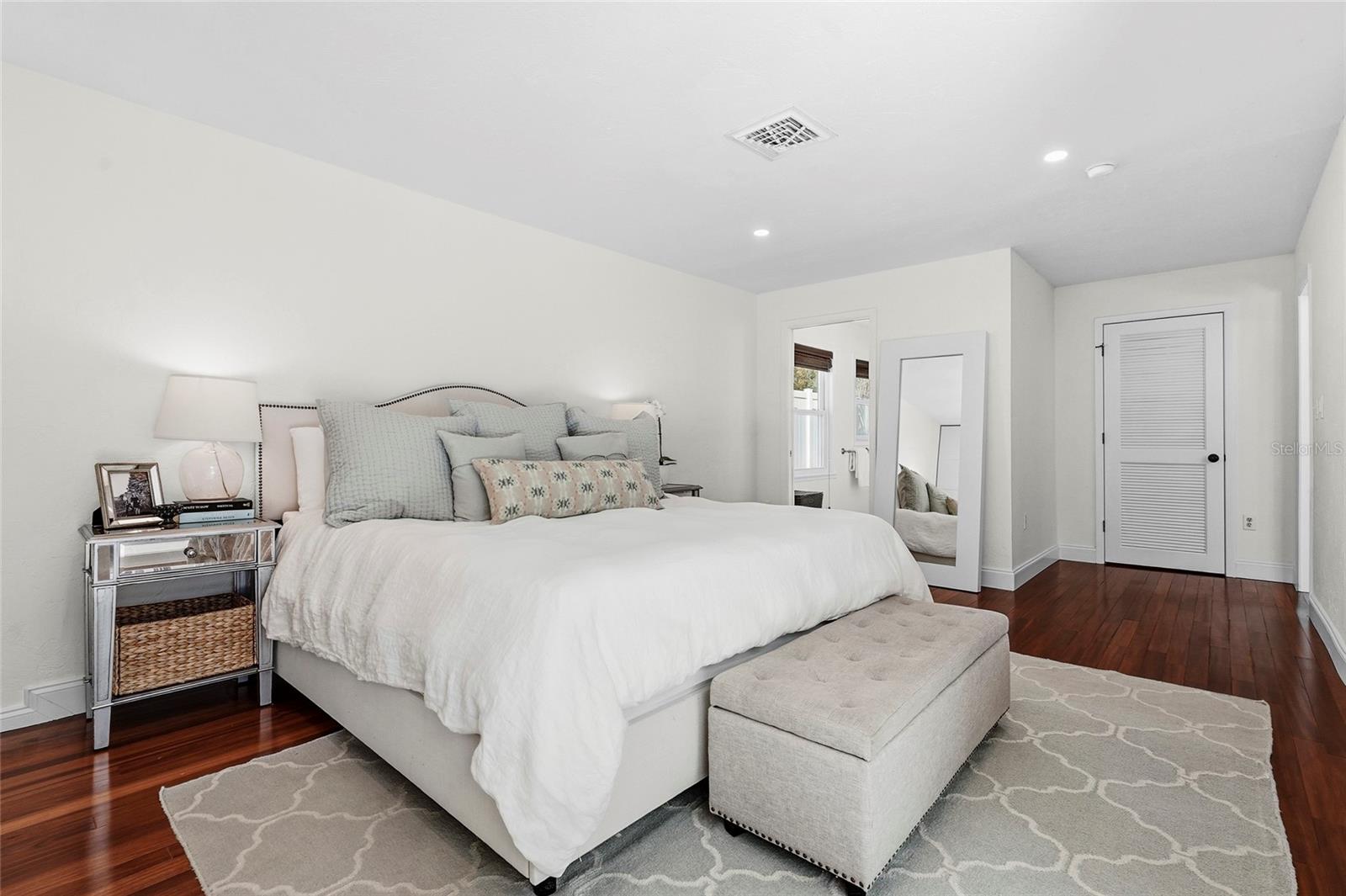 Listing photo id 7 for 1920 Wisteria Street