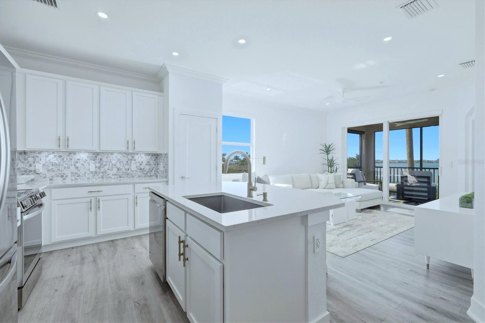 Image 17 of 54 For 850 Tidewater Shores Loop 301