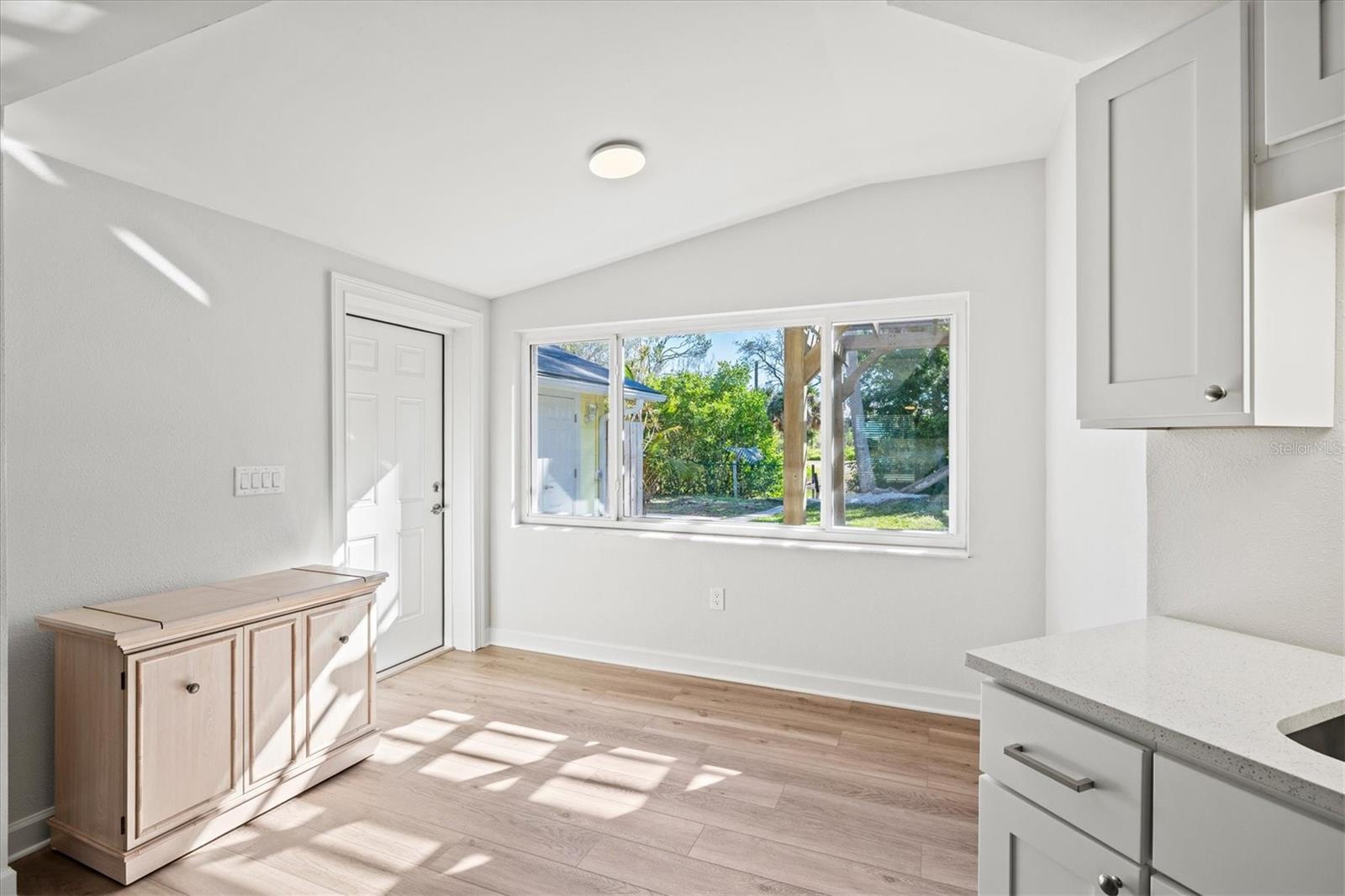 Image 16 of 69 For 612 Frances Street