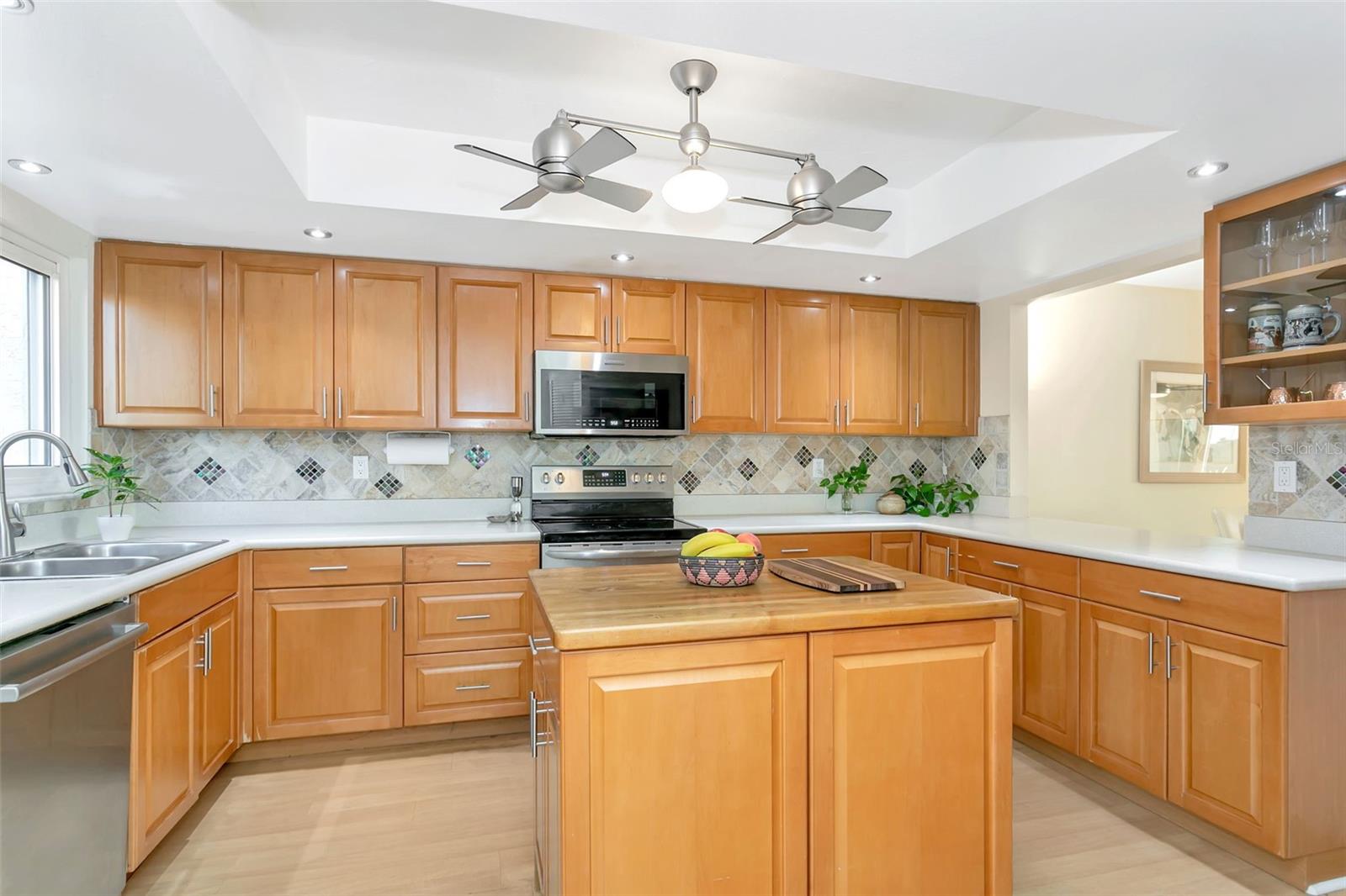 Image 19 of 71 For 9000 Midnight Pass Road 5